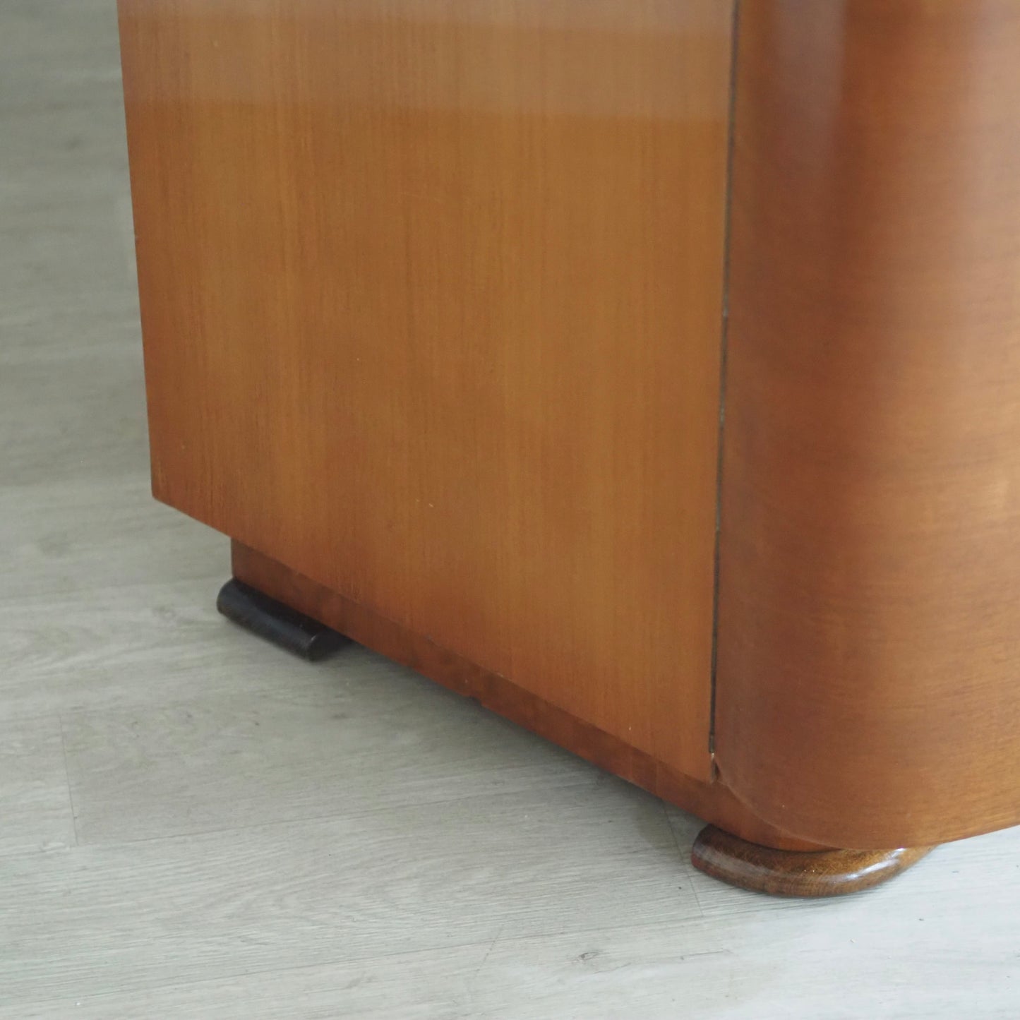 EPOCHE 1950 - Großer Mid Century Kleiderschrank 3-türig sanft geschwungen