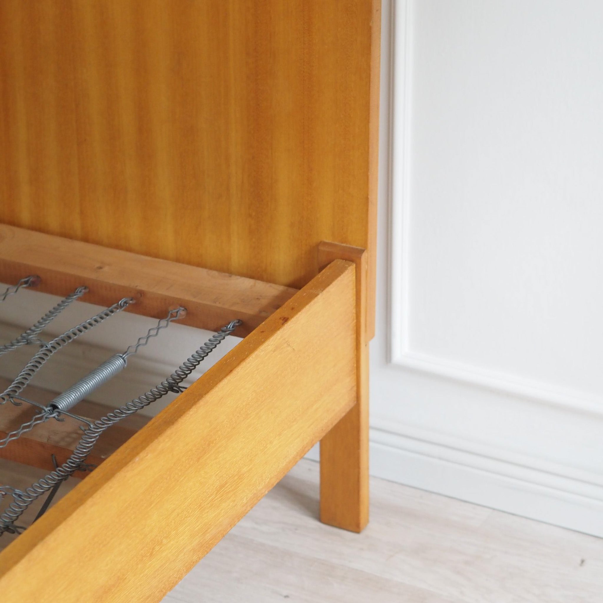 Stilvolles Mid-Century Holz Bett mit Federkern-Lattenrost, um 1950