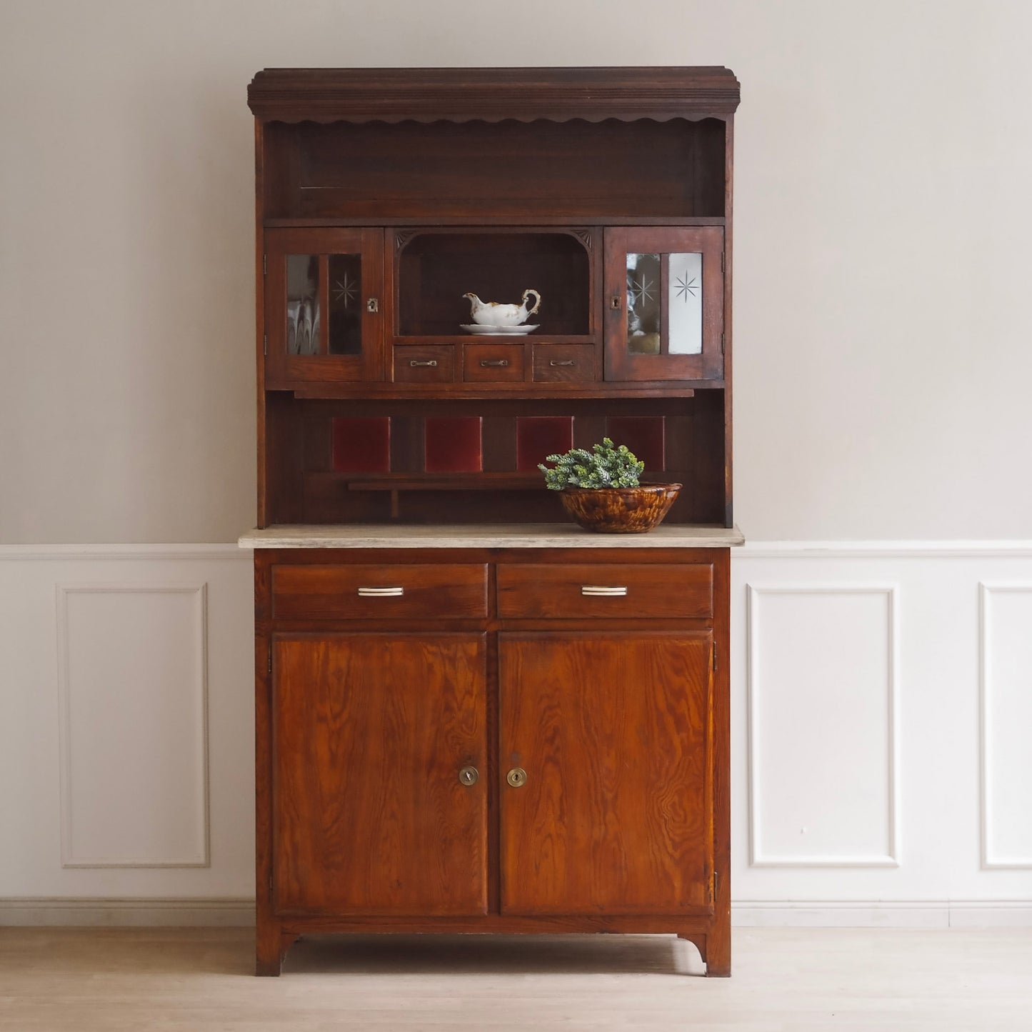 EPOCHE 1930 - Vintage Kommode / Küchenbuffet mit Glasdetails