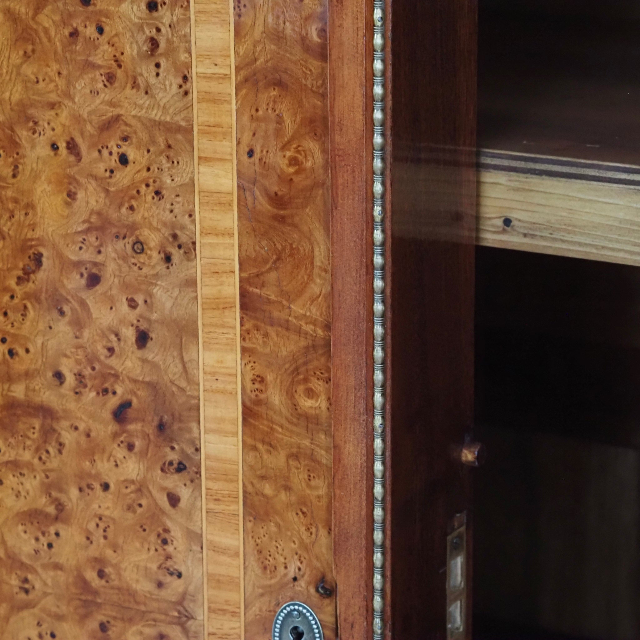 Französischer Kleiderschrank mit Wurzelholz und Intarsien - Großer Spiegel, um 1880–1900