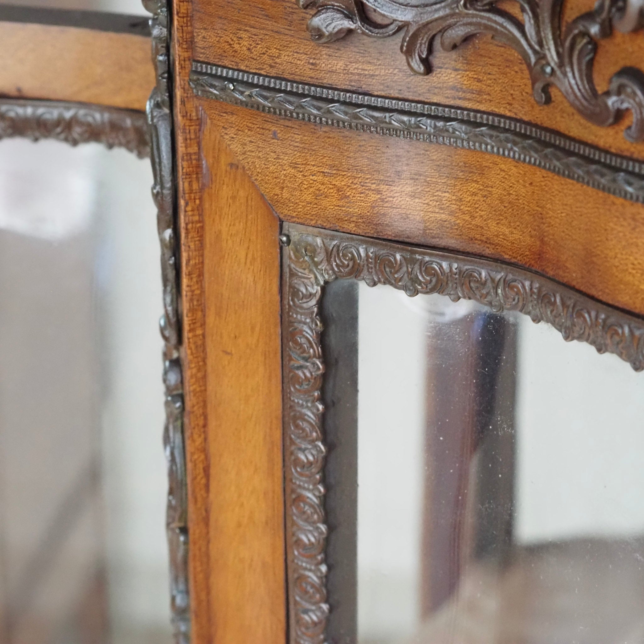 Hohe schmale Vitrine Louis-XV-Stil mit Marmorplatte um 1900 - Frankreich