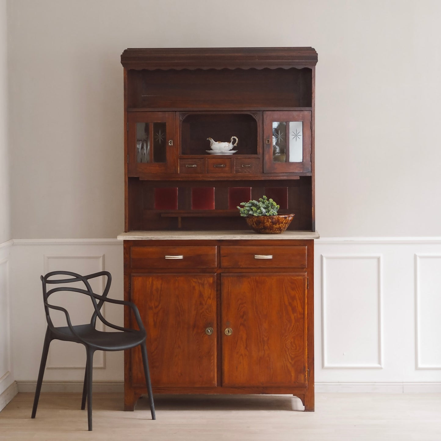EPOCHE 1930 - Vintage Kommode / Küchenbuffet mit Glasdetails