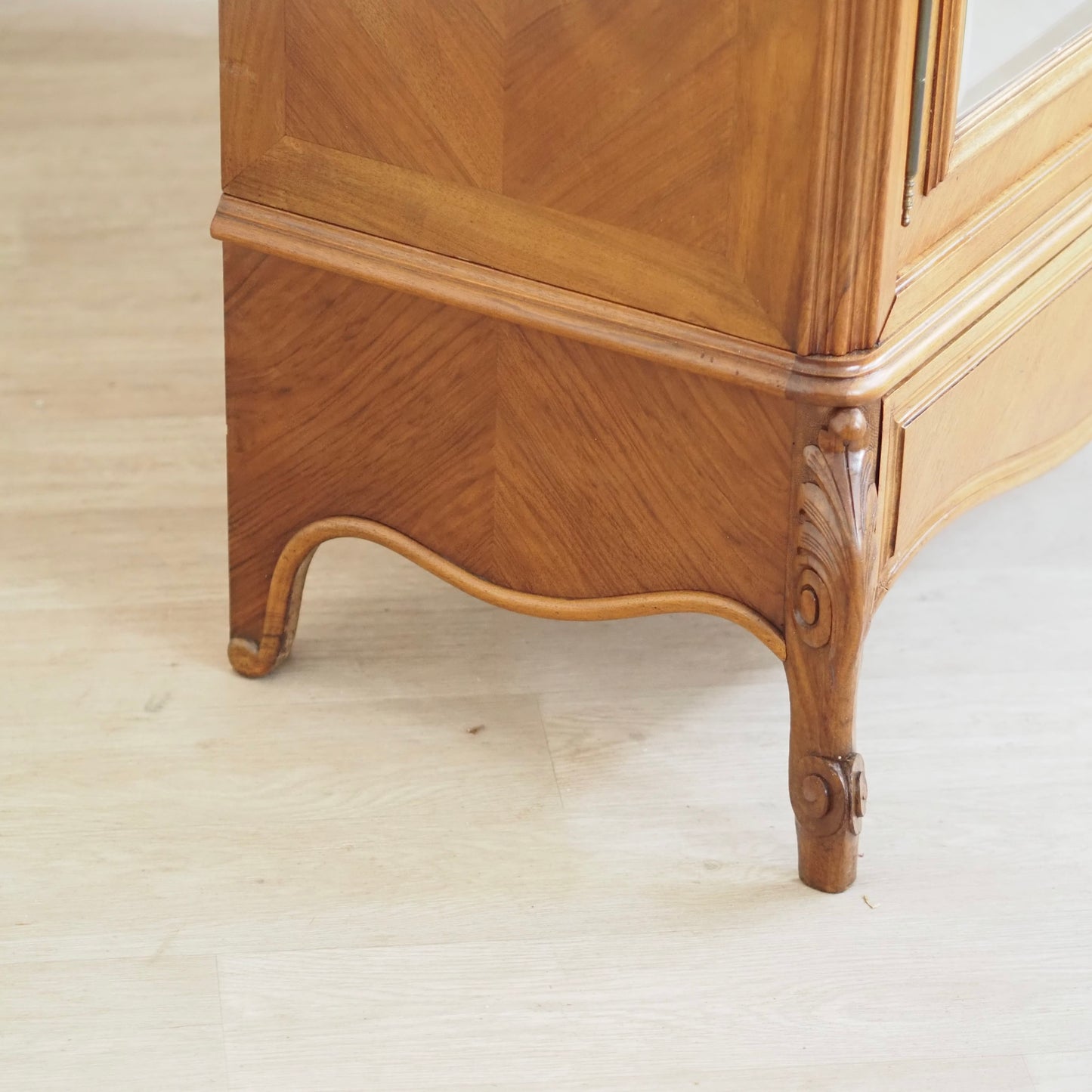 EPOCHE 1890 - Antiker französischer Spiegelschrank im Louis XV Stil