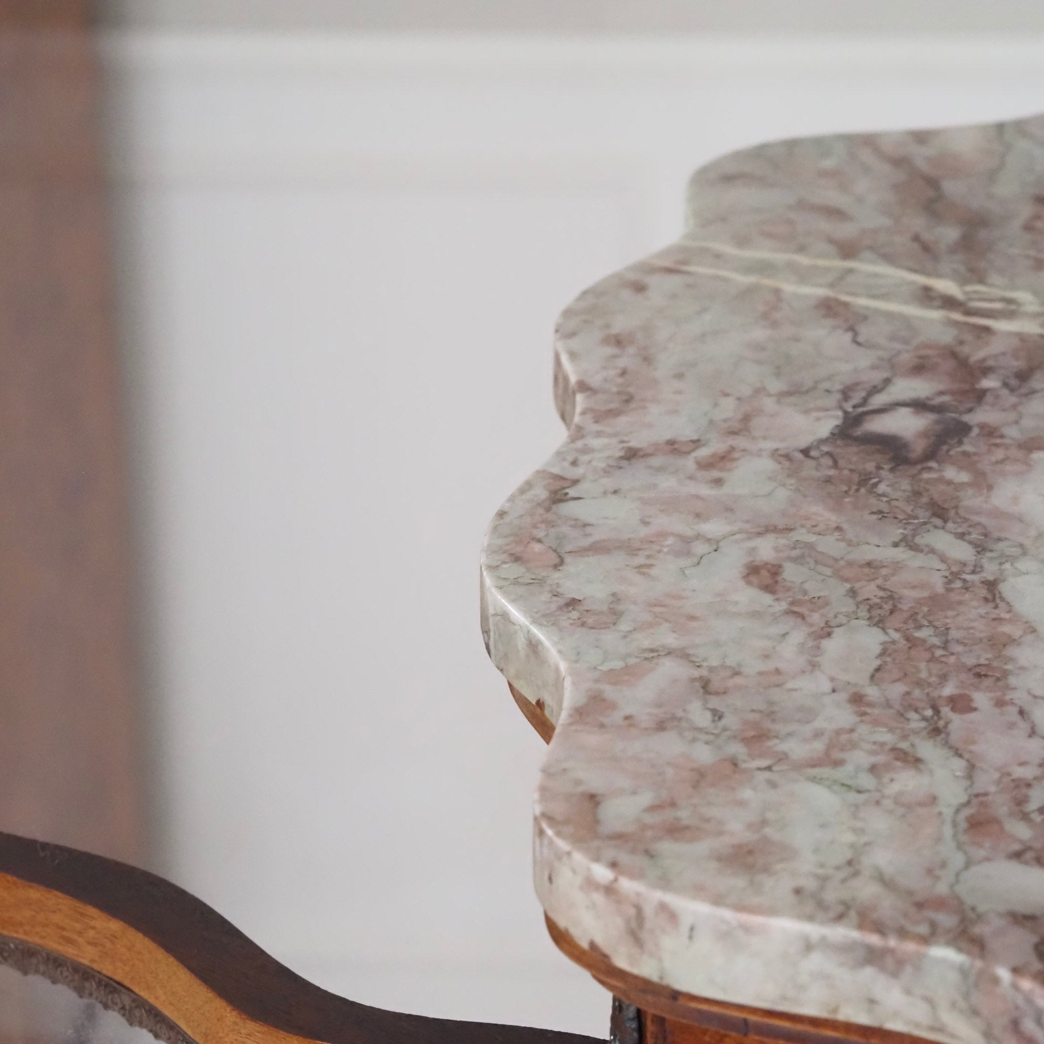 Hohe schmale Vitrine Louis-XV-Stil mit Marmorplatte um 1900 - Frankreich