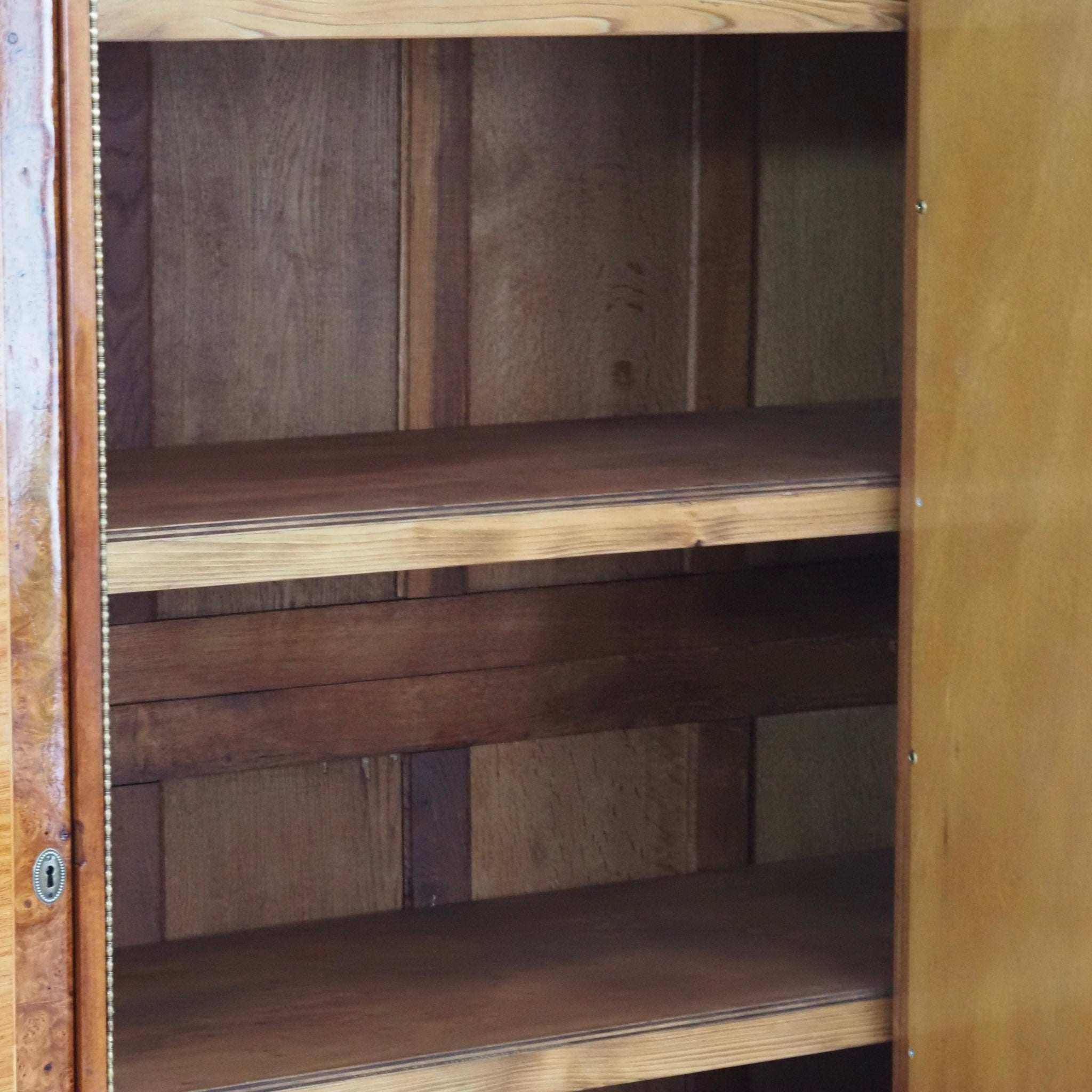 Französischer Kleiderschrank mit Wurzelholz und Intarsien - Großer Spiegel, um 1880–1900