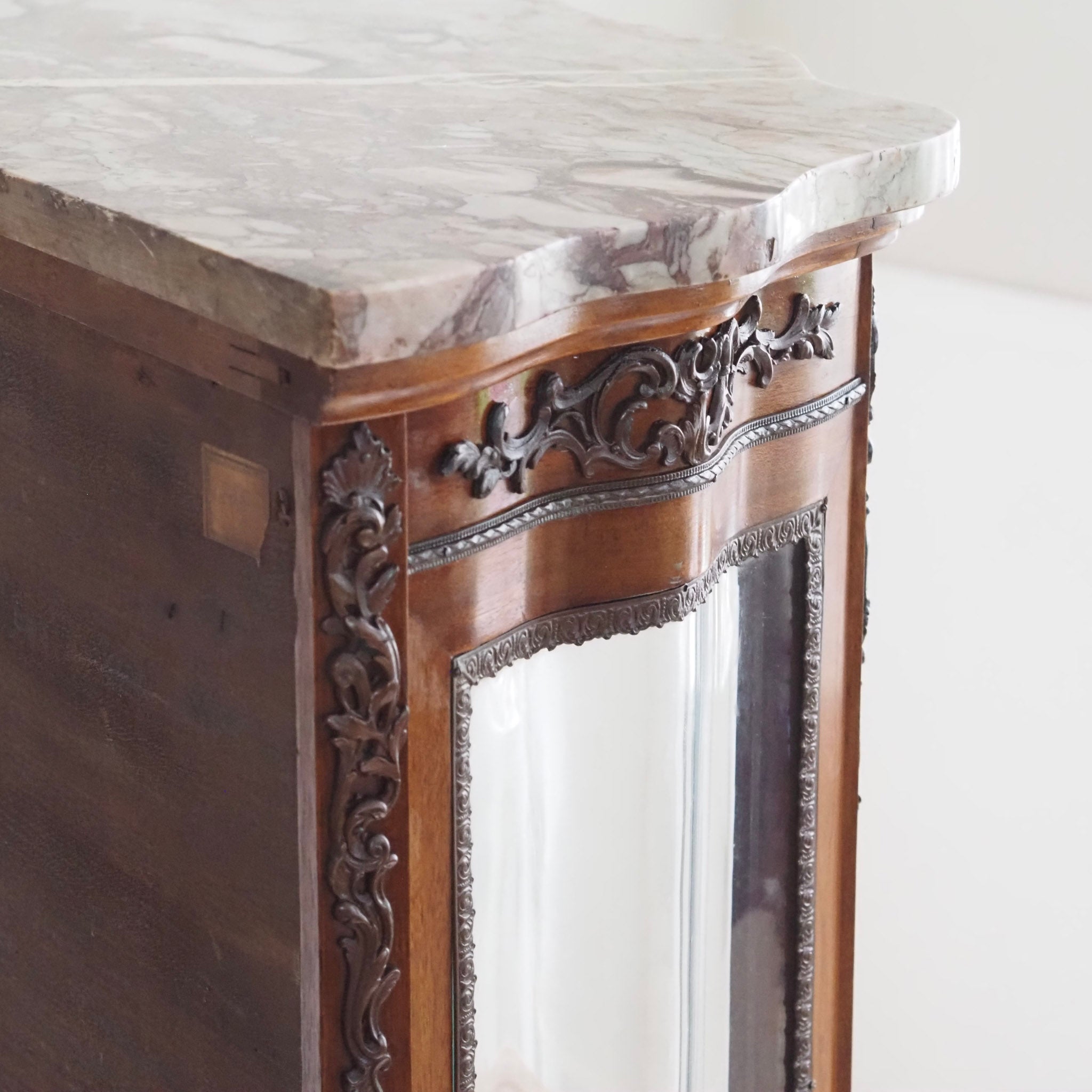 Hohe schmale Vitrine Louis-XV-Stil mit Marmorplatte um 1900 - Frankreich
