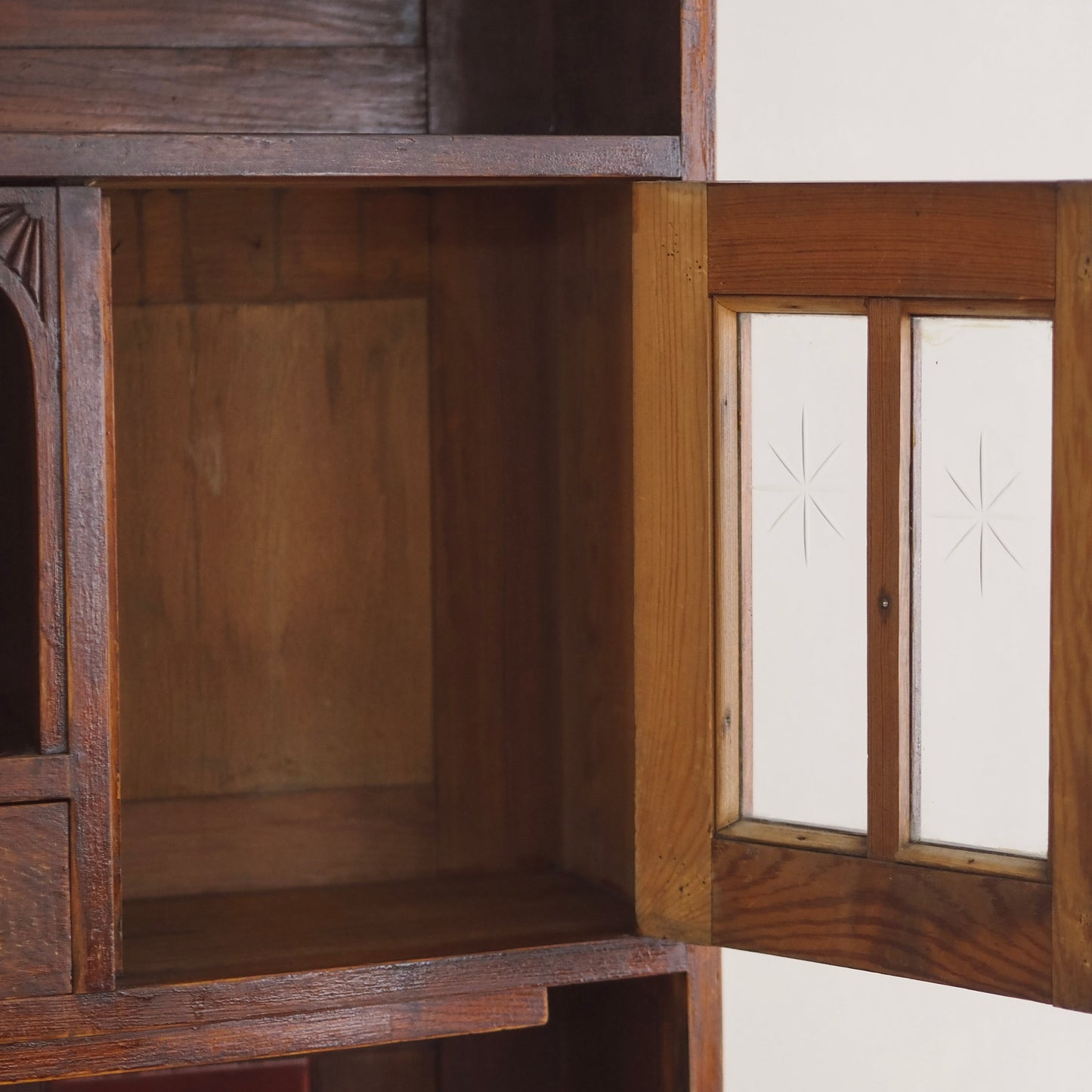 EPOCHE 1930 - Vintage Kommode / Küchenbuffet mit Glasdetails