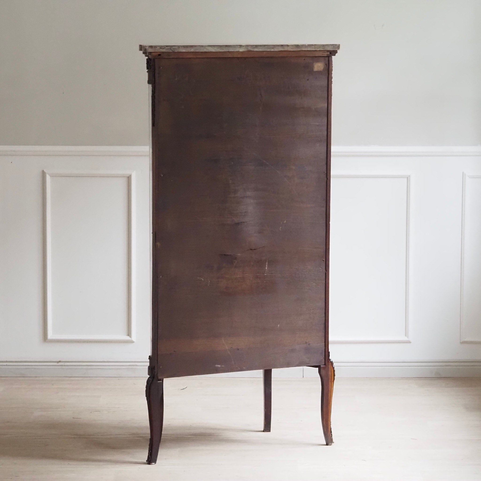 Hohe schmale Vitrine Louis-XV-Stil mit Marmorplatte um 1900 - Frankreich