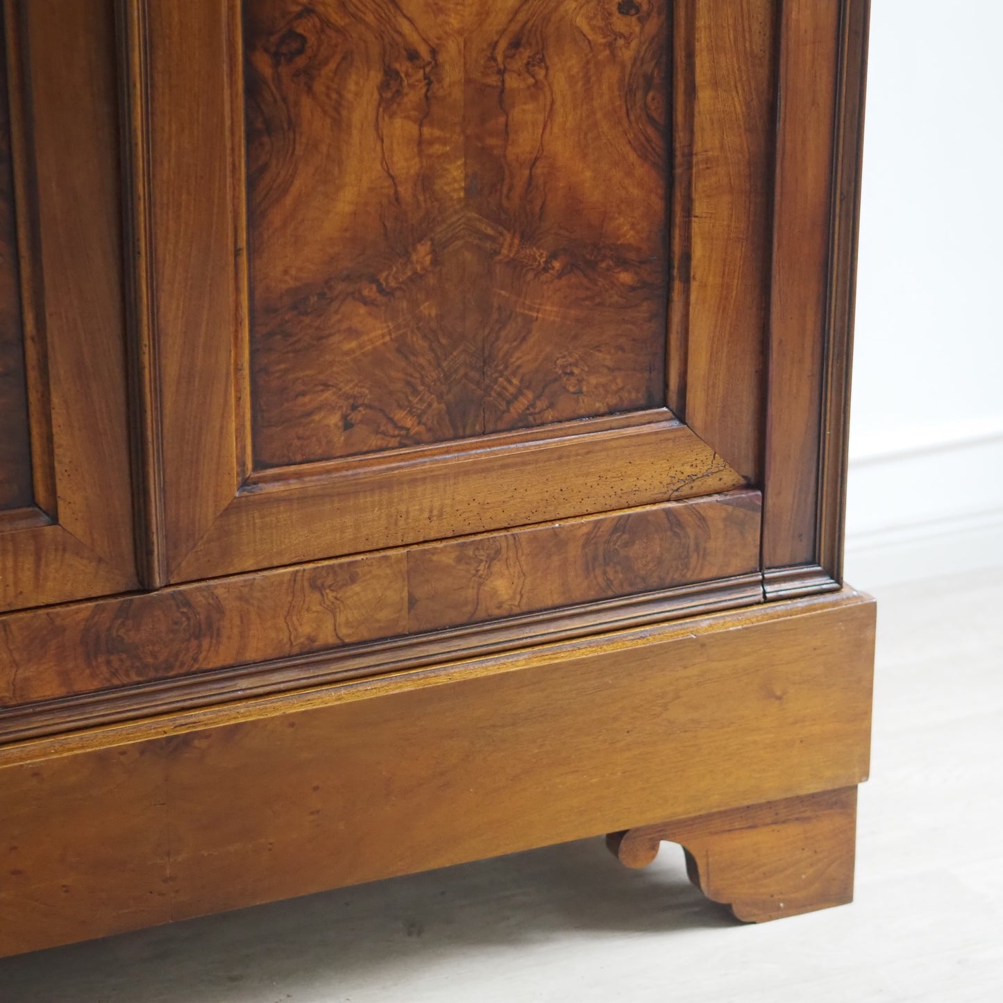 EPOCHE 1890 - Gründerzeit-Schrank mit Wurzelholzfurnier