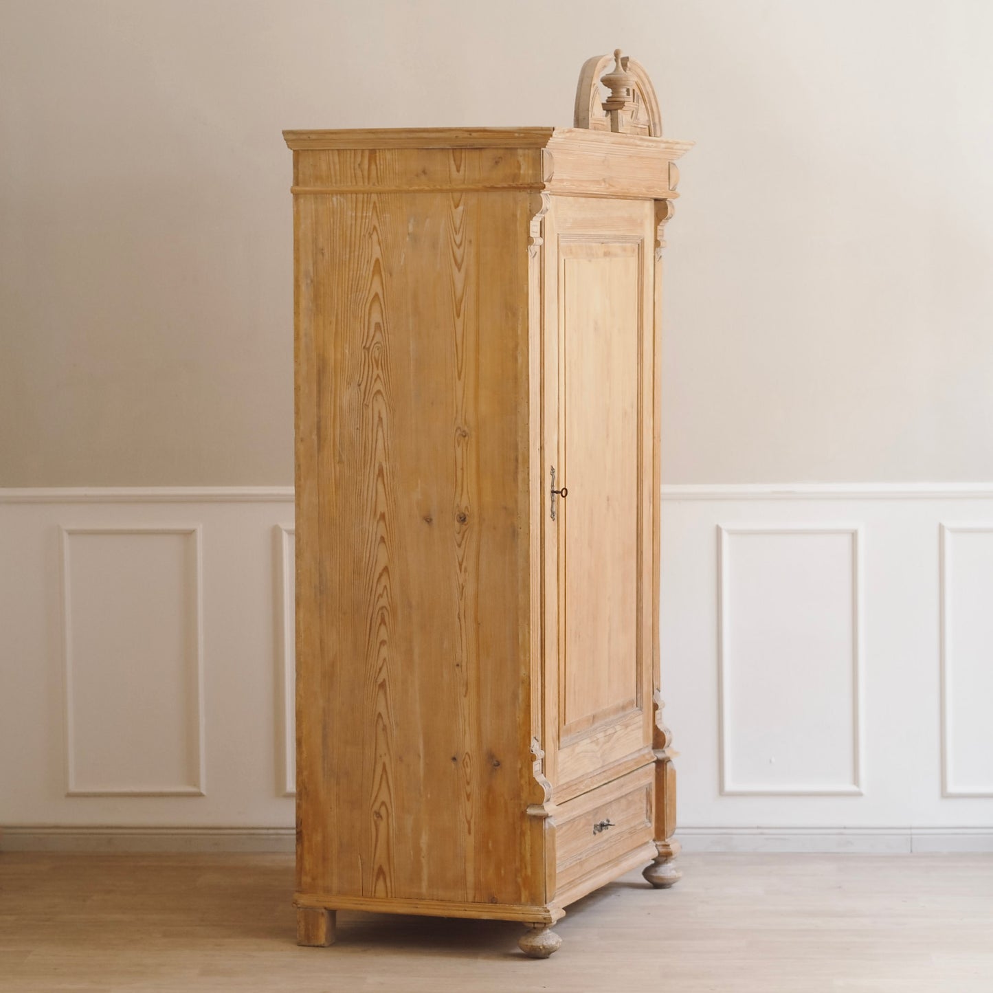 EPOCHE 1890 - Antiker Weichholz Gründerzeit Kleiderschrank mit Kleiderhaken