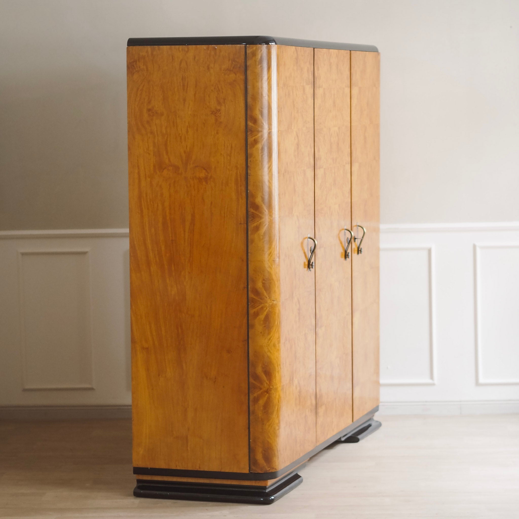 Art-Déco Kleiderschrank dreitürig Wurzelholz um 1940