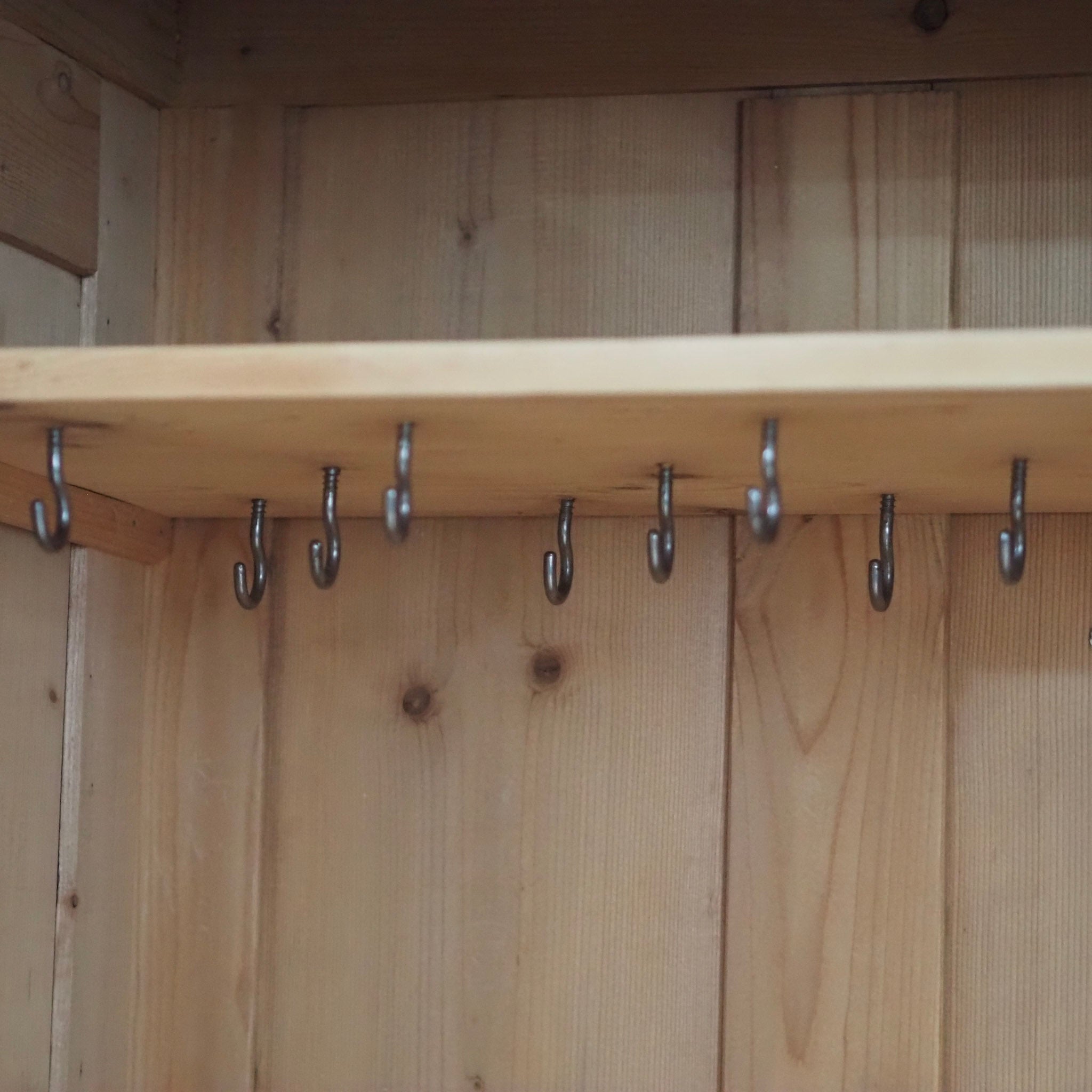 EPOCHE 1900 - Zweitüriger Kleider- Garderobenschrank mit Bierlasur um 1900