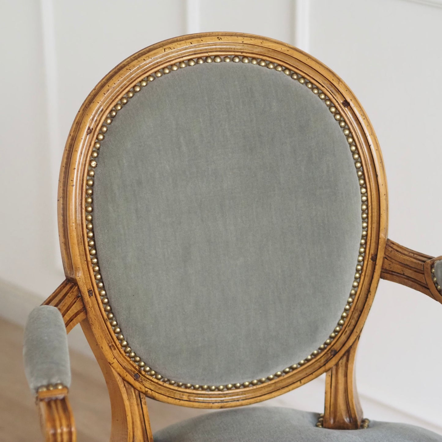 EPOCHE 1890 - Französische Louis XVI Sessel mit graugrünem Samt, Set