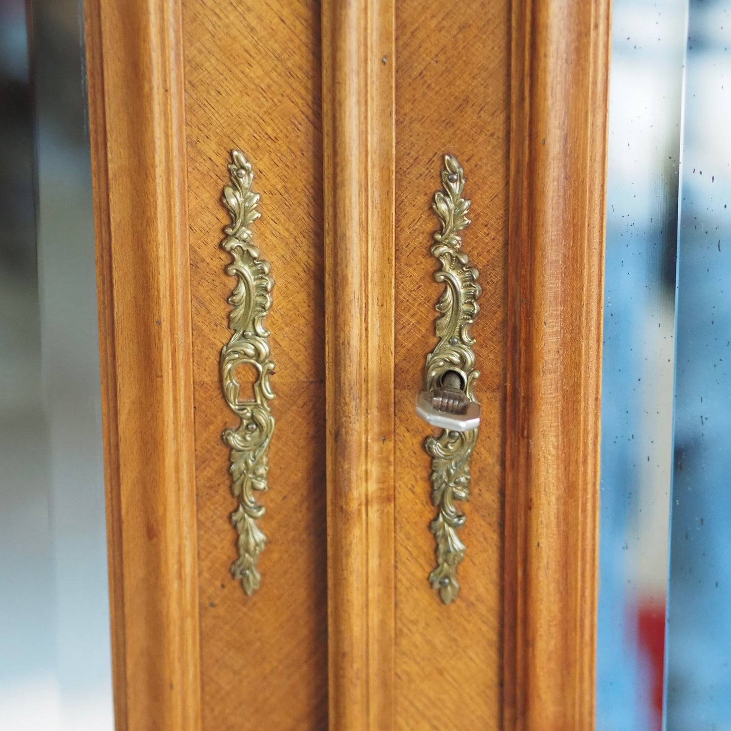 EPOCHE 1890 - Antiker französischer Spiegelschrank im Louis XV Stil