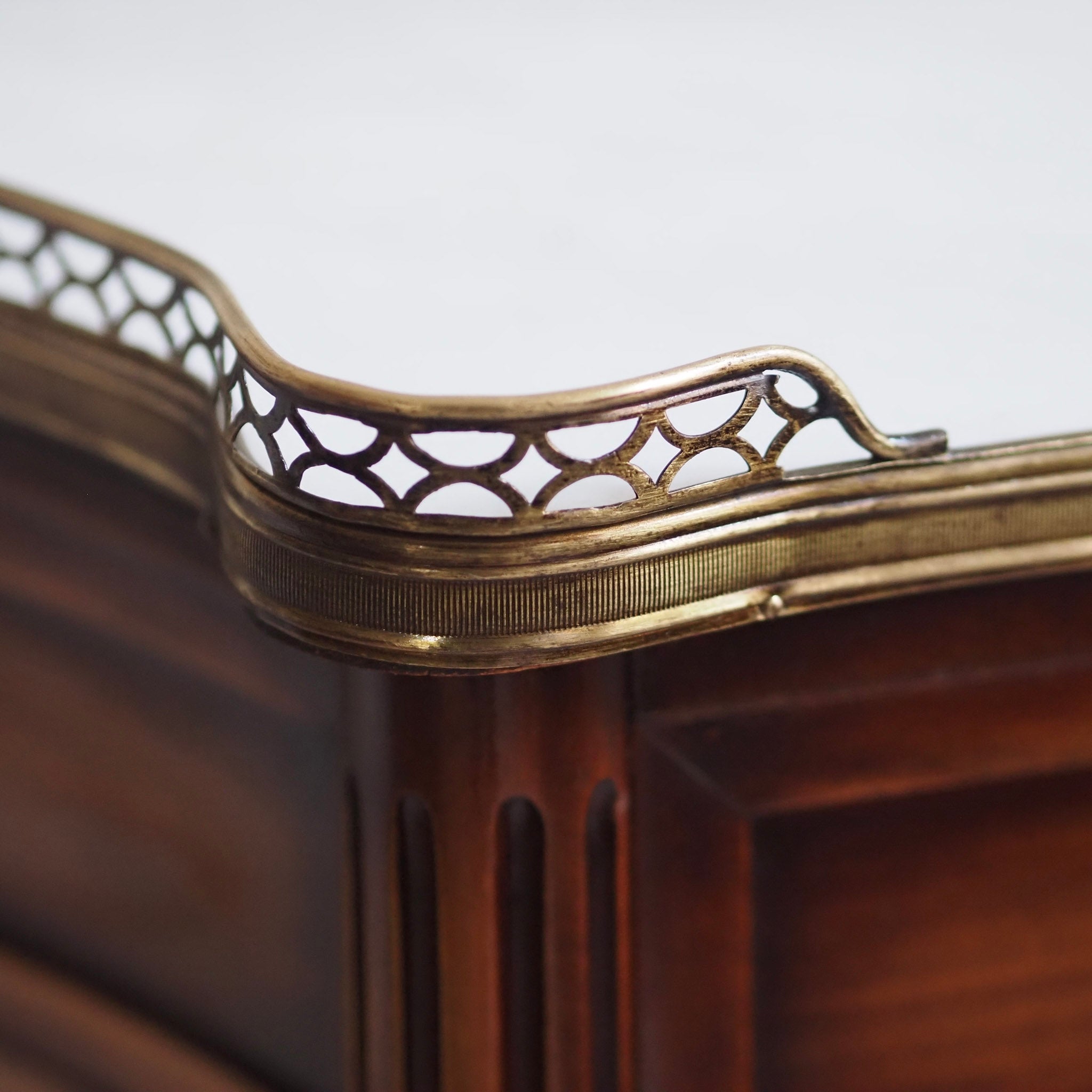 EPOCHE 1890 - Französischer Mahagoni Konsolentisch mit Marmor - Louis XVI Stil