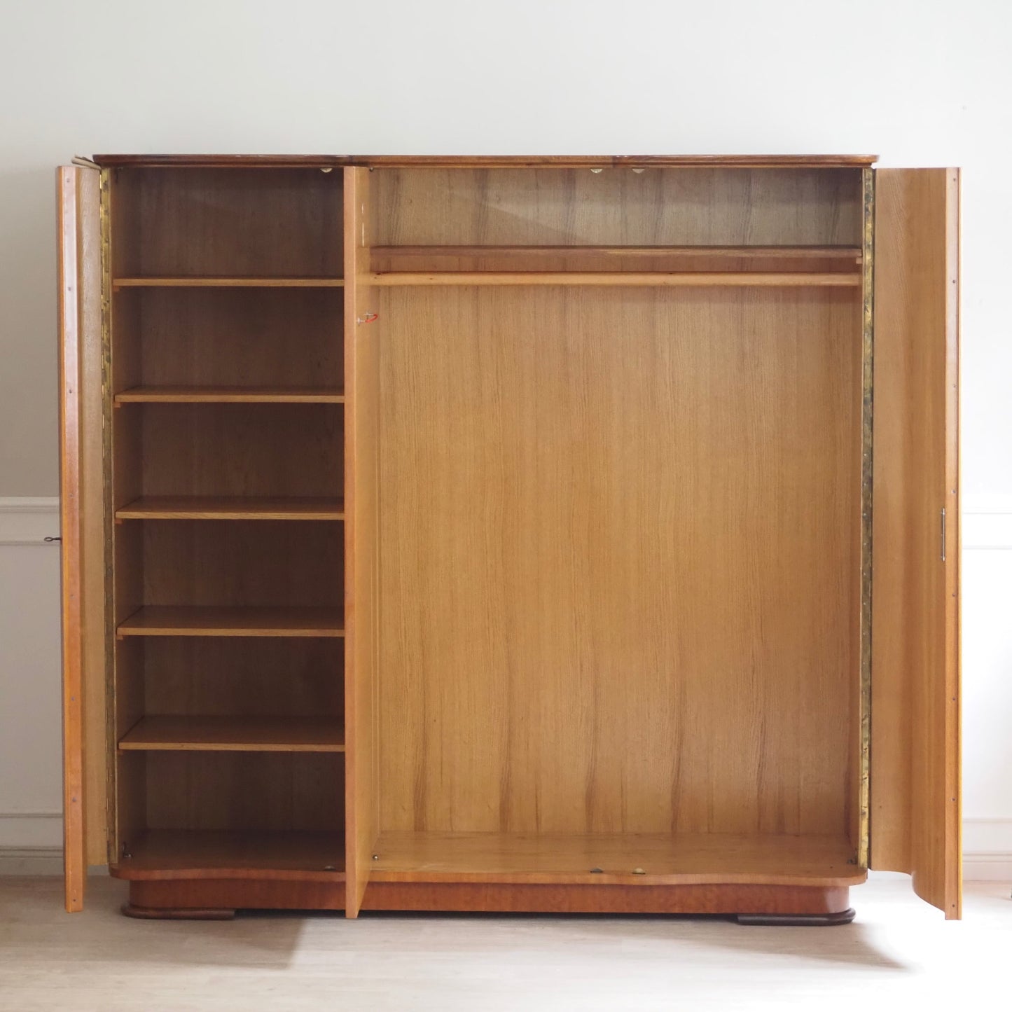 EPOCHE 1950 - Großer Mid Century Kleiderschrank 3-türig sanft geschwungen