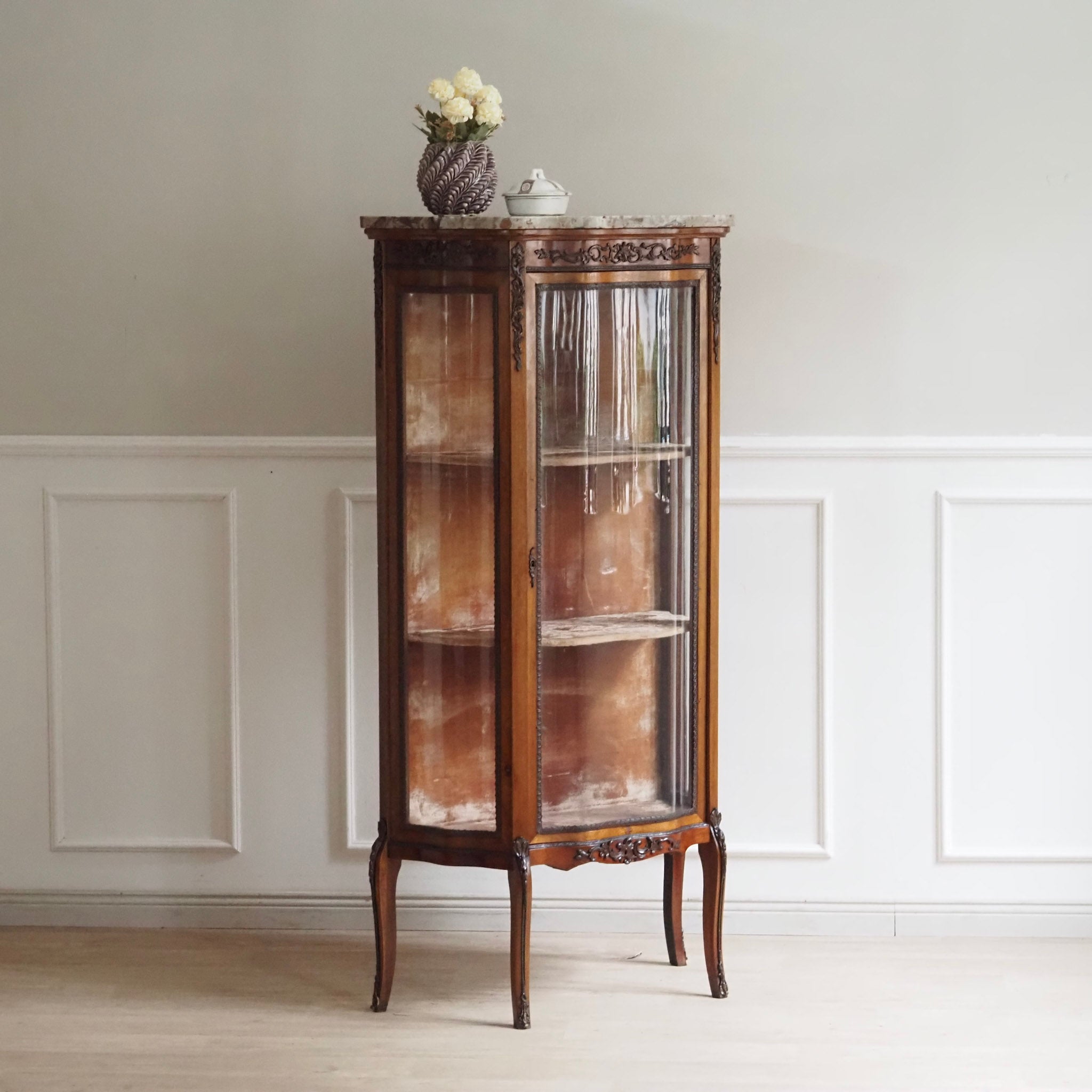 Hohe schmale Vitrine Louis-XV-Stil mit Marmorplatte um 1900 - Frankreich