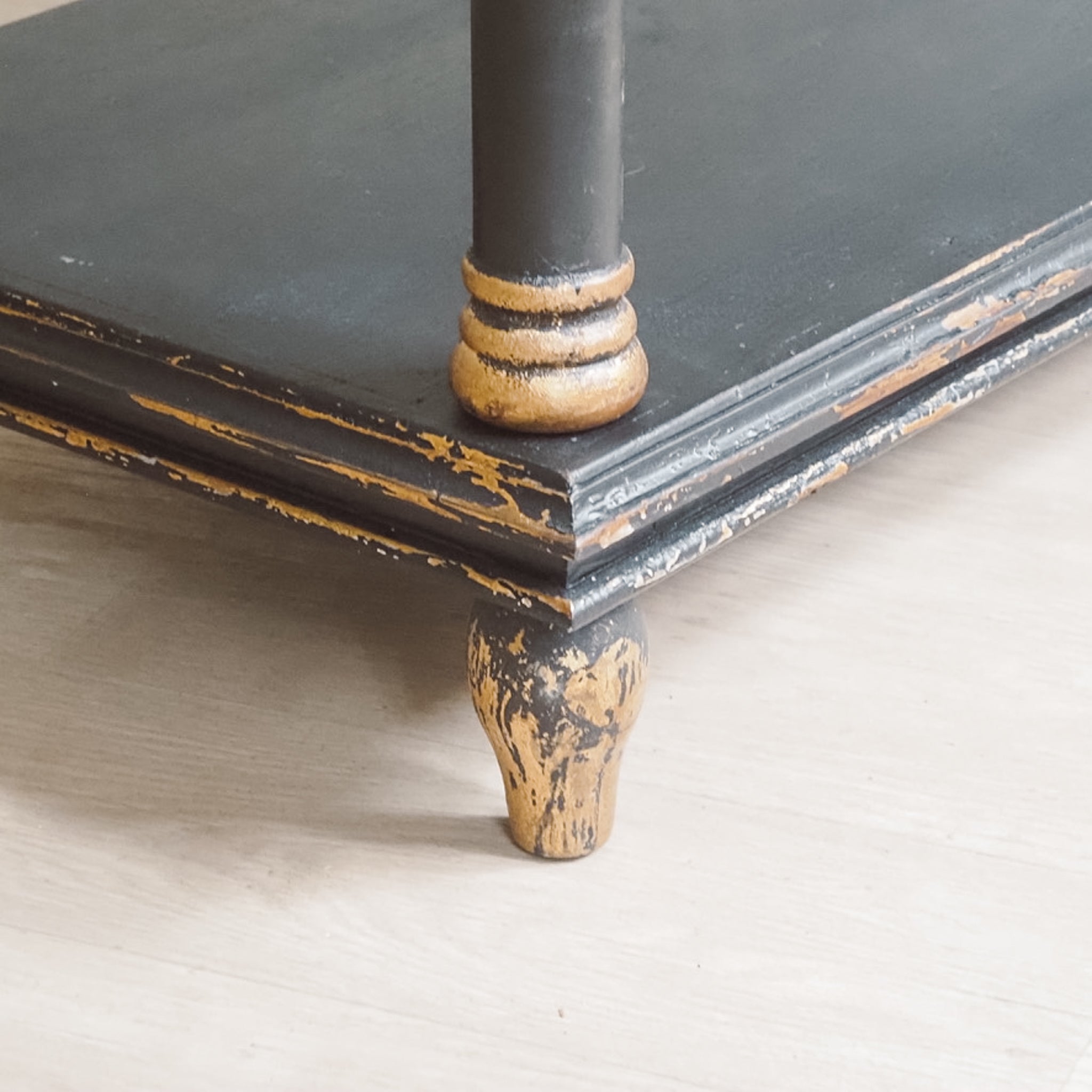 Stilvolles Etagerenregal in schwarz gold - NEU - reproduziert im antiken Stil, Holz