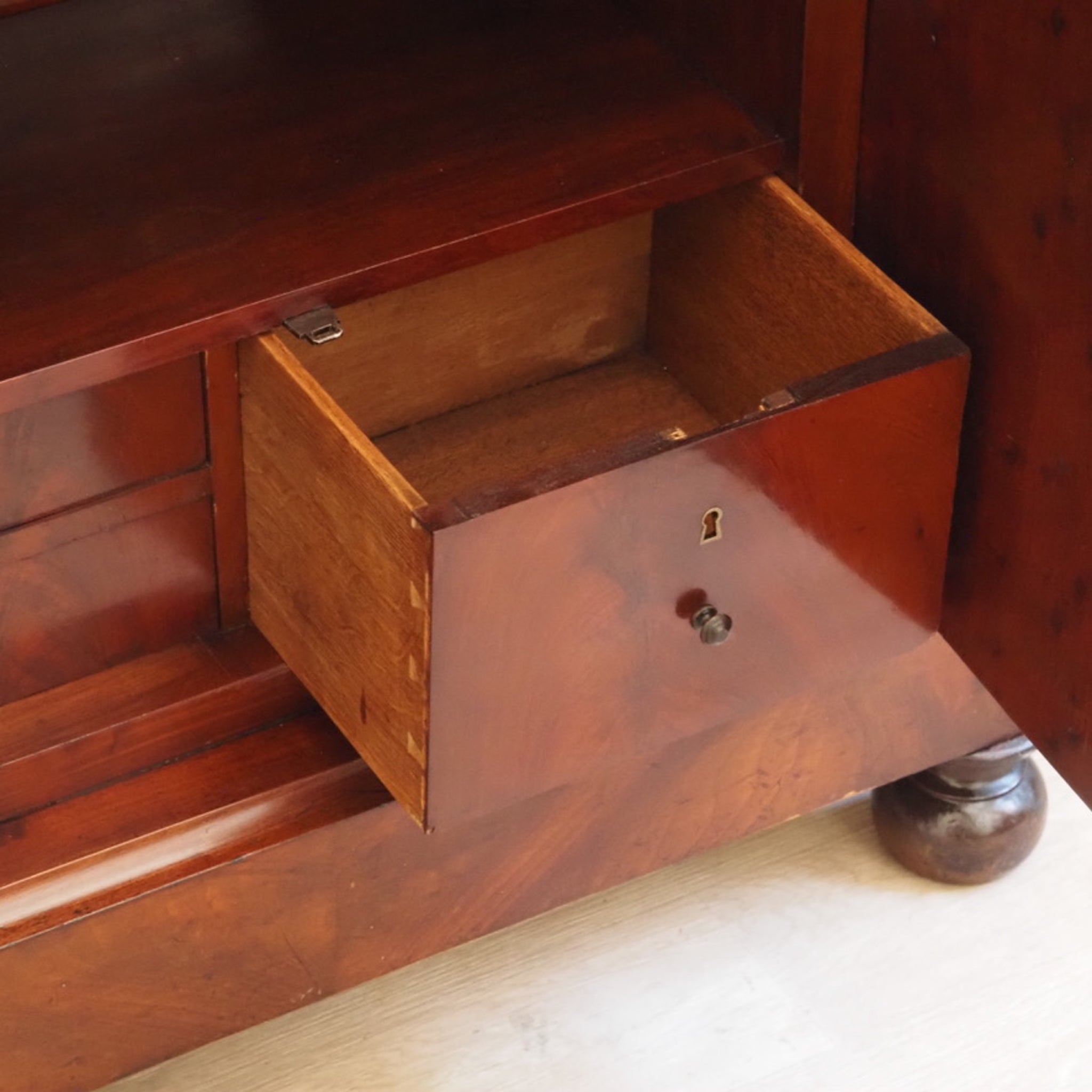 Antiker Sekretär aus Mahagoni mit Marmor - Schreibschrank um 1830