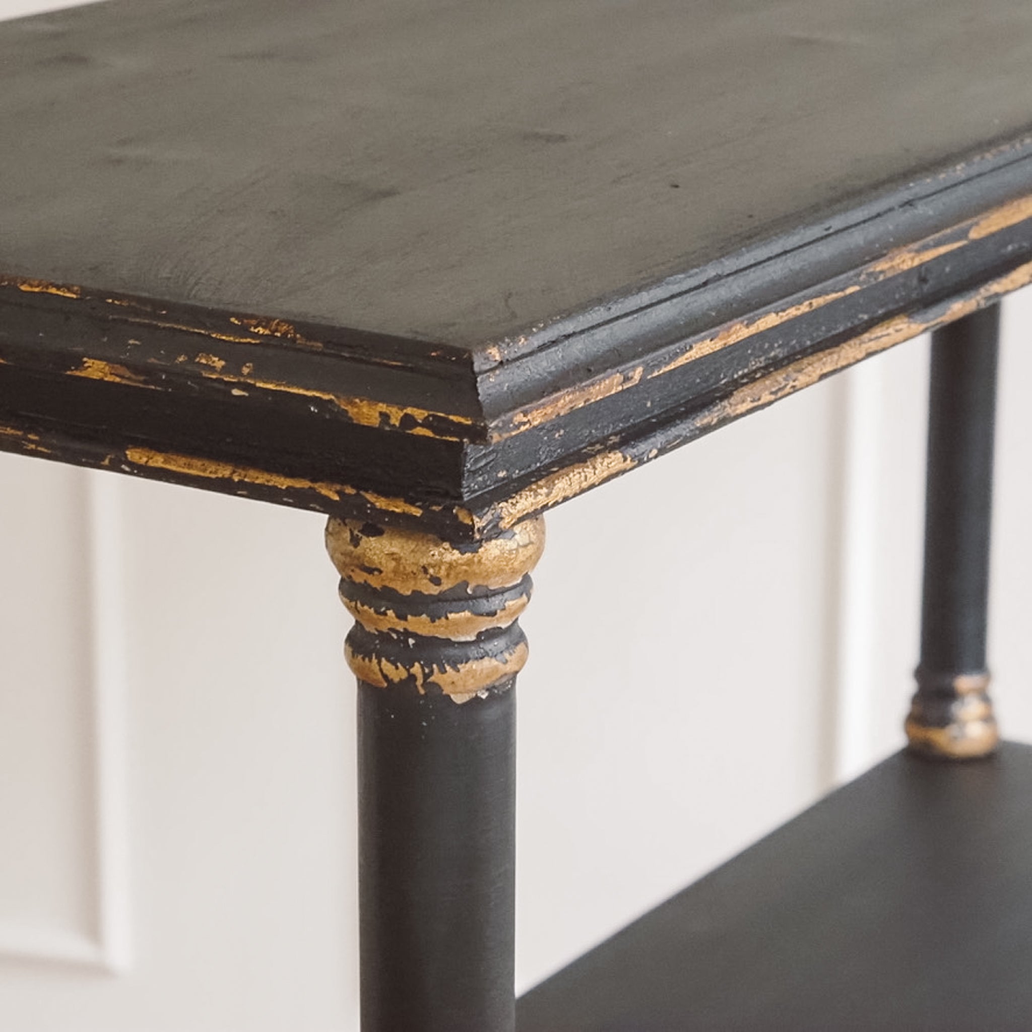 Stilvolles Etagerenregal in schwarz gold - NEU - reproduziert im antiken Stil, Holz