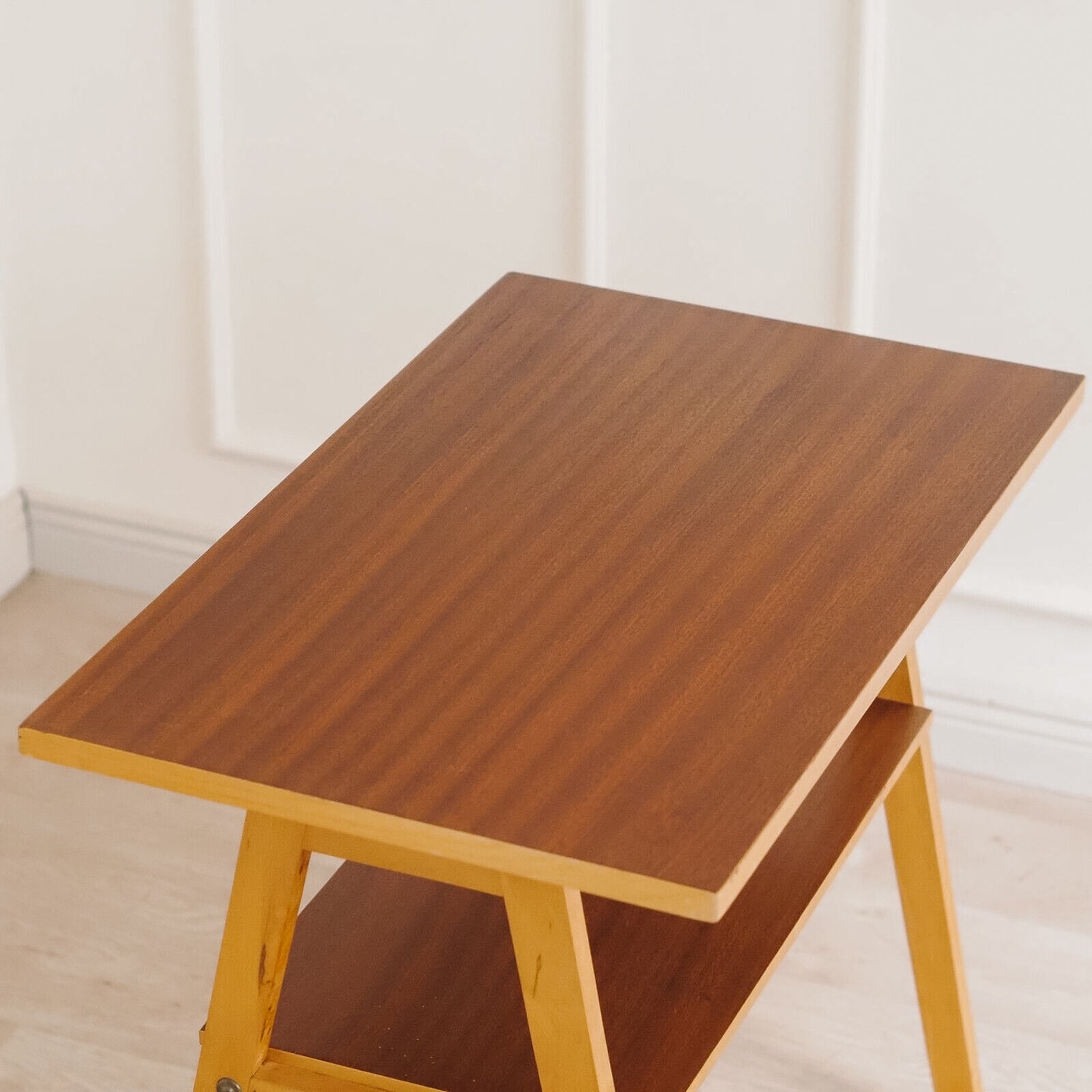 Mid-Century Beistelltisch 60er Jahre mit Ablage – Radiotisch Buche