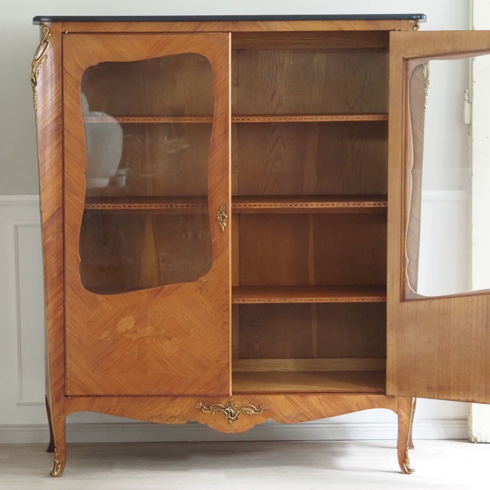 Vintage Vitrine Louis XV Repro Glasvitrine Antik Schrank Wurzelholz Edelholz