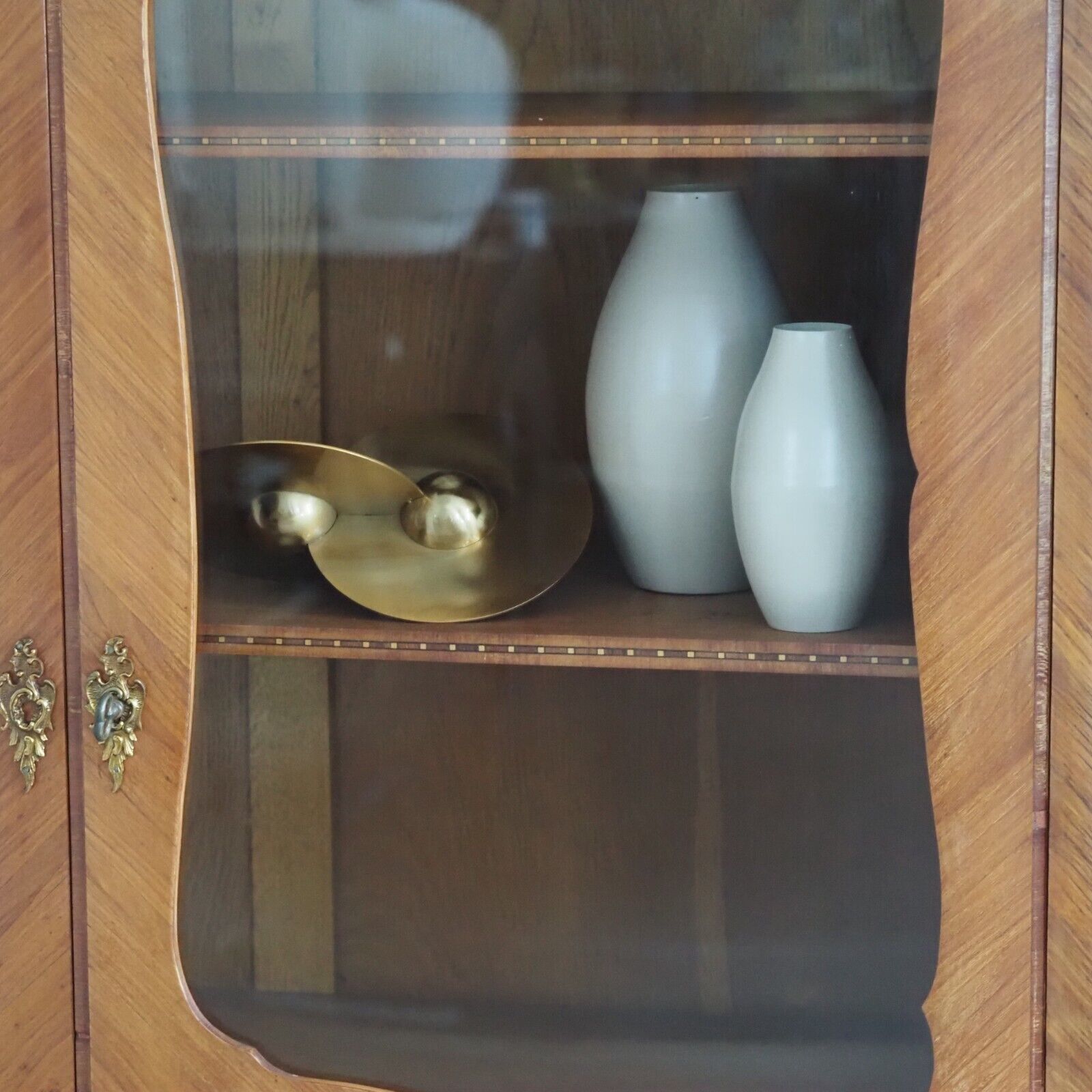 Vitrine im Louis XV Stil mit Blumenintarsien, um 1960