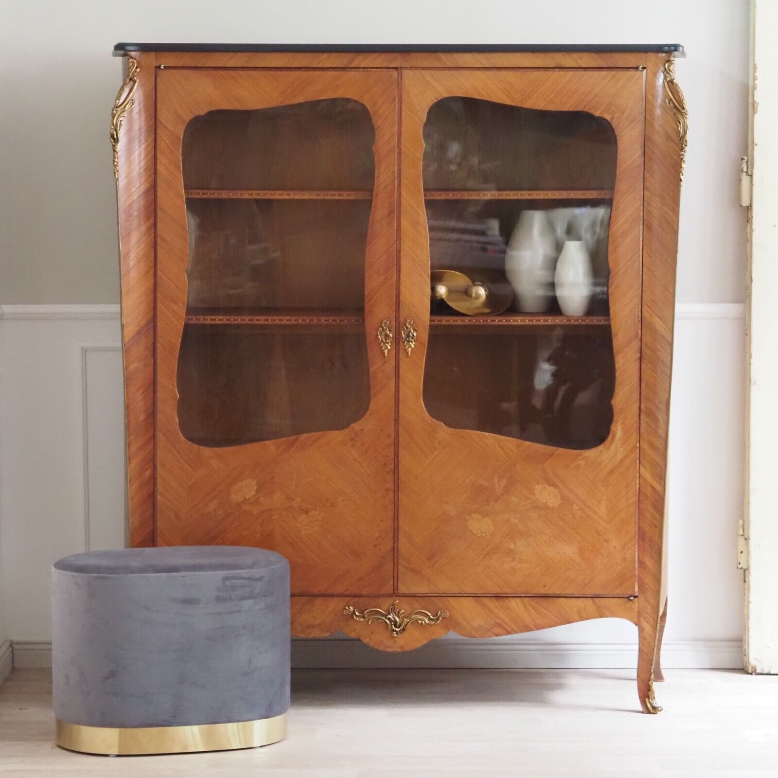 Vitrine im Louis XV Stil mit Blumenintarsien, um 1960
