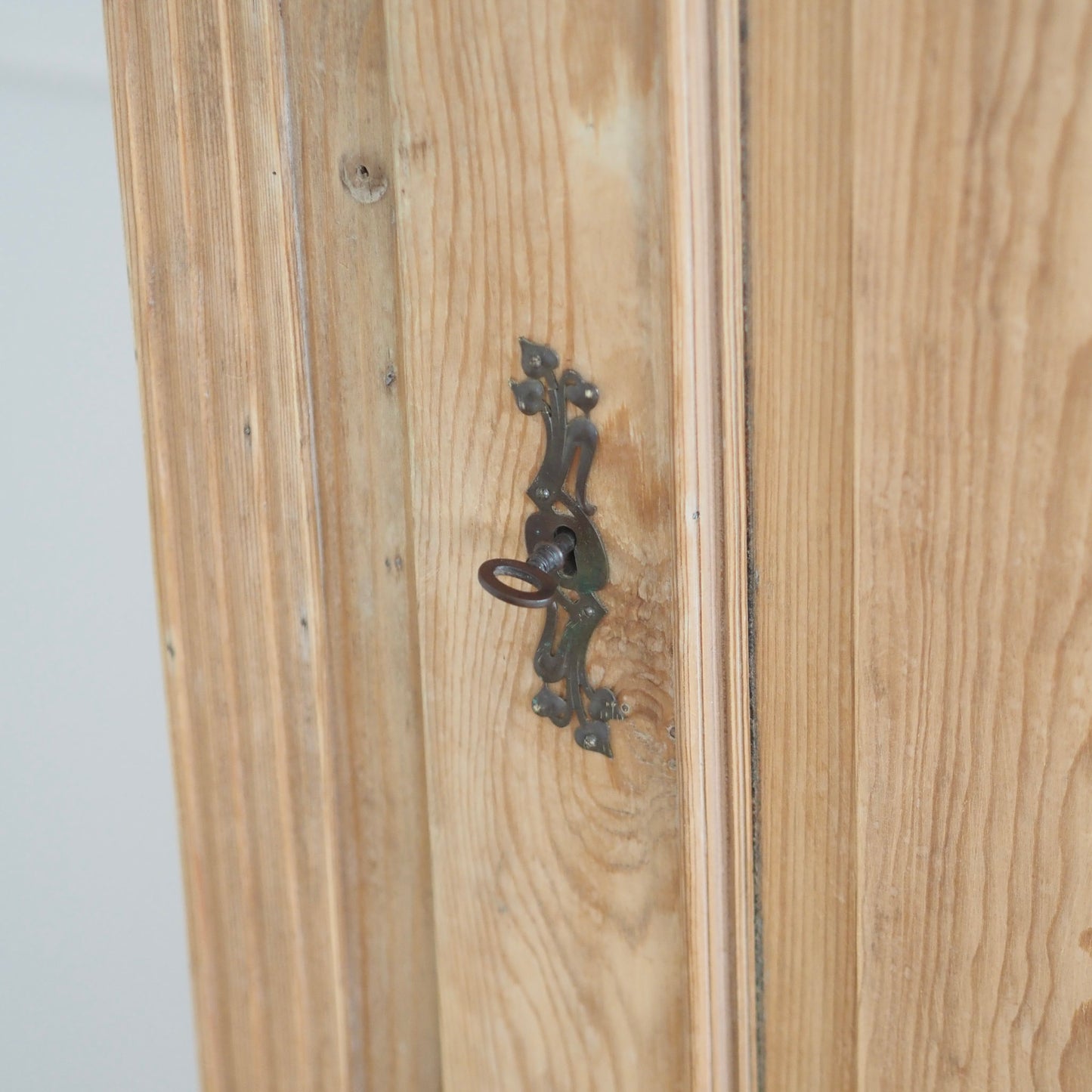 EPOCHE 1890 - Antiker Weichholz Gründerzeit Kleiderschrank mit Kleiderhaken