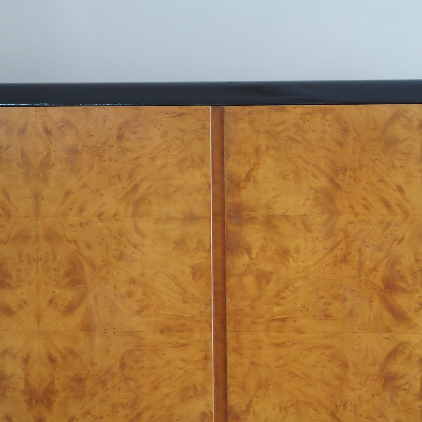 EPOCHE 1940 - Art-Déco Dreitüriger Kleiderschrank mit Wurzelholzfurnier