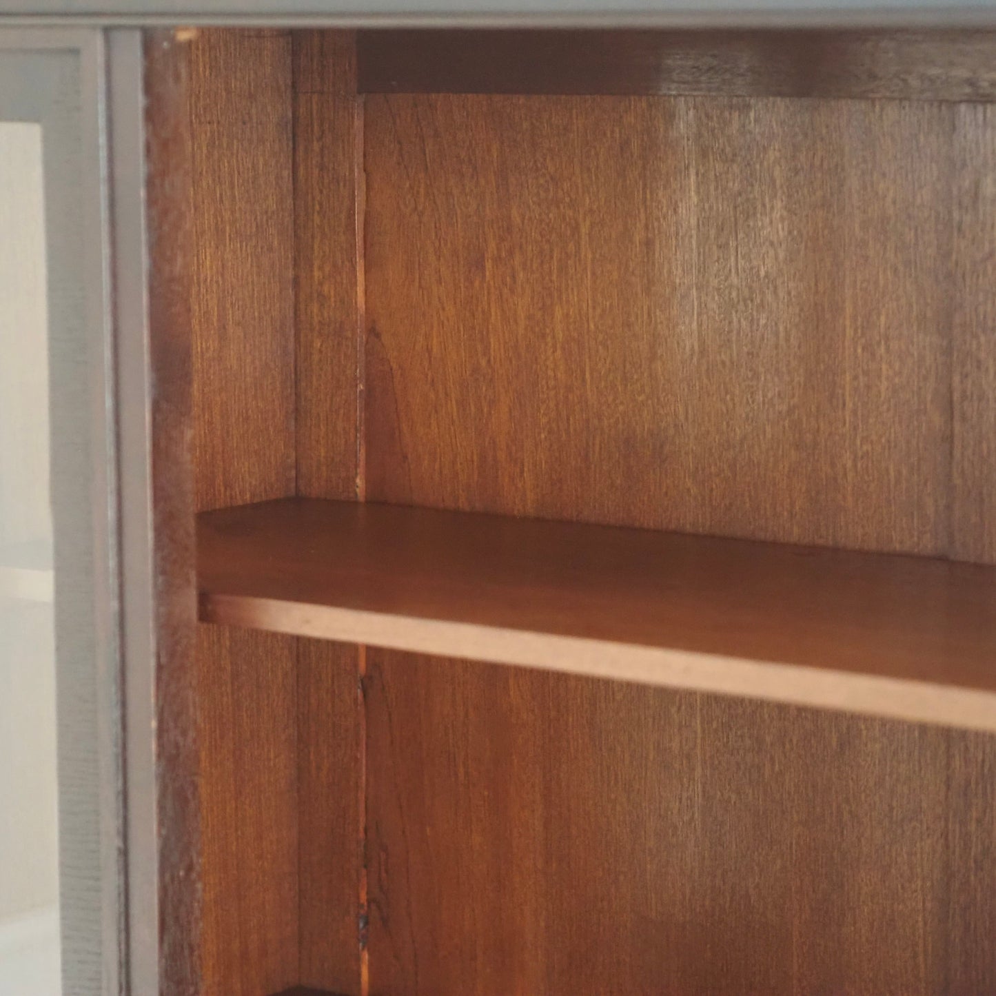 EPOCHE 1930 - Antike Vitrine mit Intarsien und geschliffenem Glas