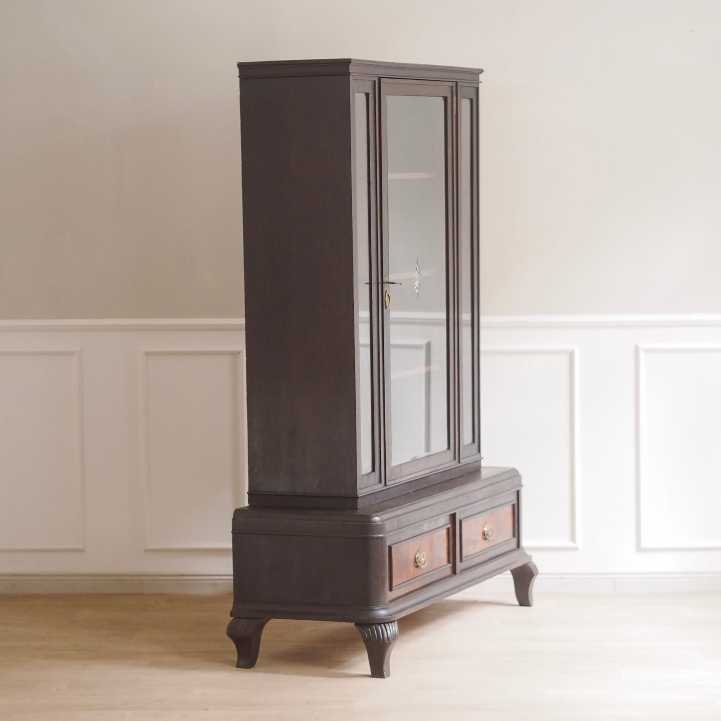 EPOCHE 1930 - Antike Vitrine mit Intarsien und geschliffenem Glas