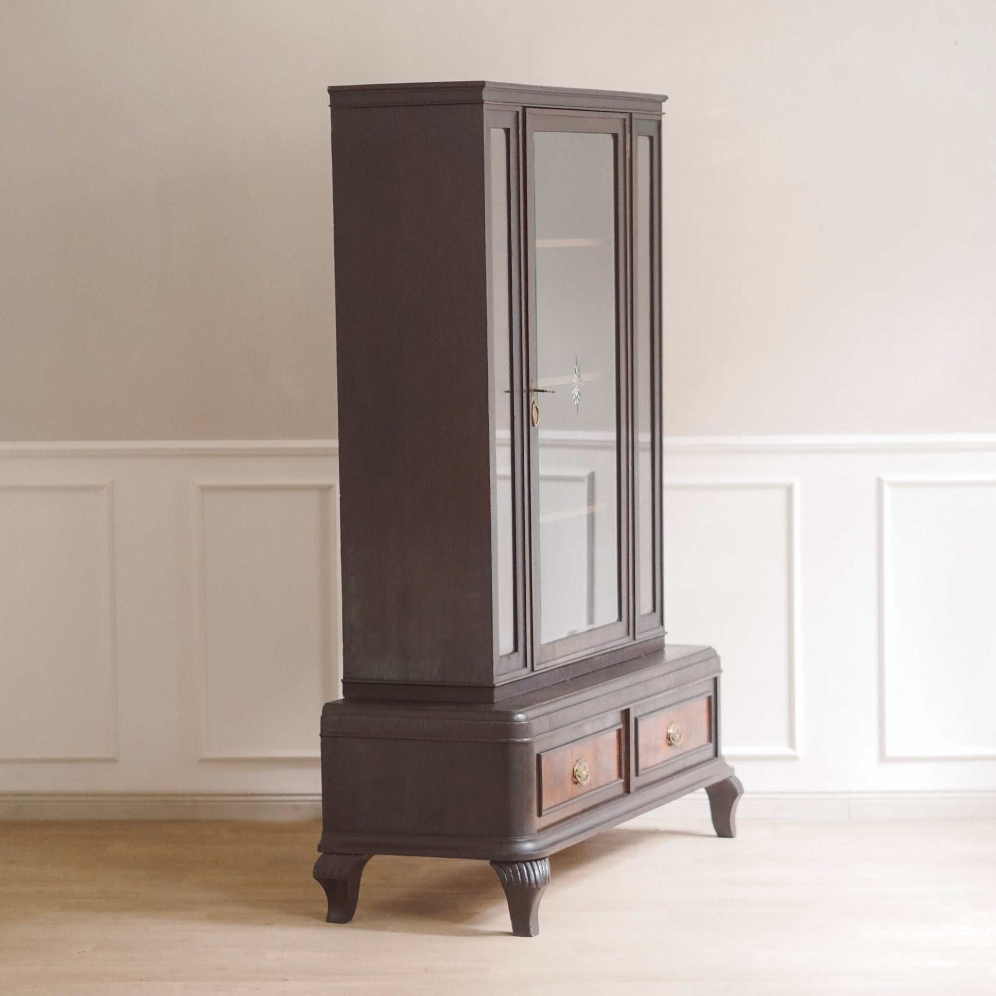 EPOCHE 1930 - Antike Vitrine mit Intarsien und geschliffenem Glas