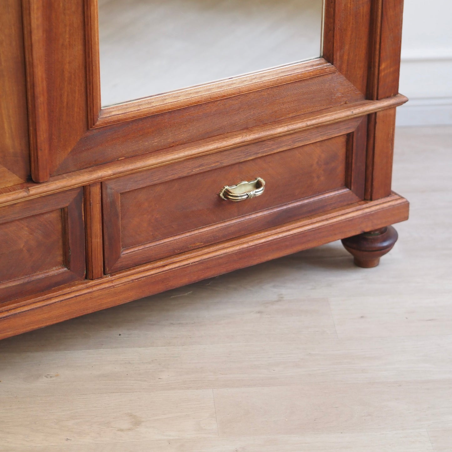 EPOCHE 1900 - Antiker Garderoben- Kleiderschrank mit Spiegel, Mahagoni