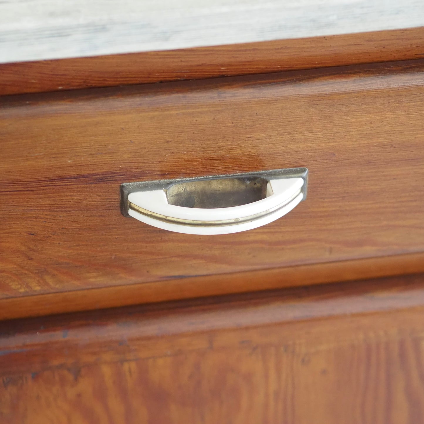 EPOCHE 1930 - Vintage Kommode / Küchenbuffet mit Glasdetails