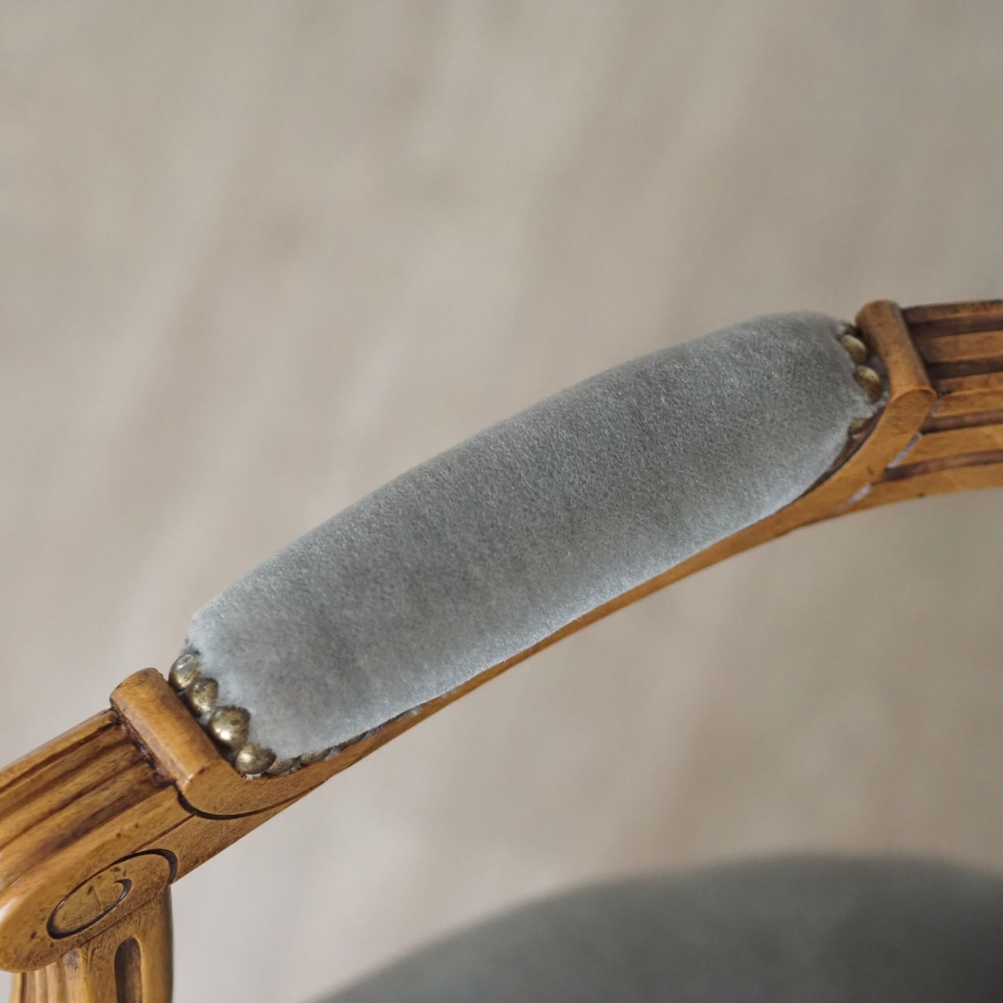 EPOCHE 1890 - Französische Louis XVI Sessel mit graugrünem Samt, Set
