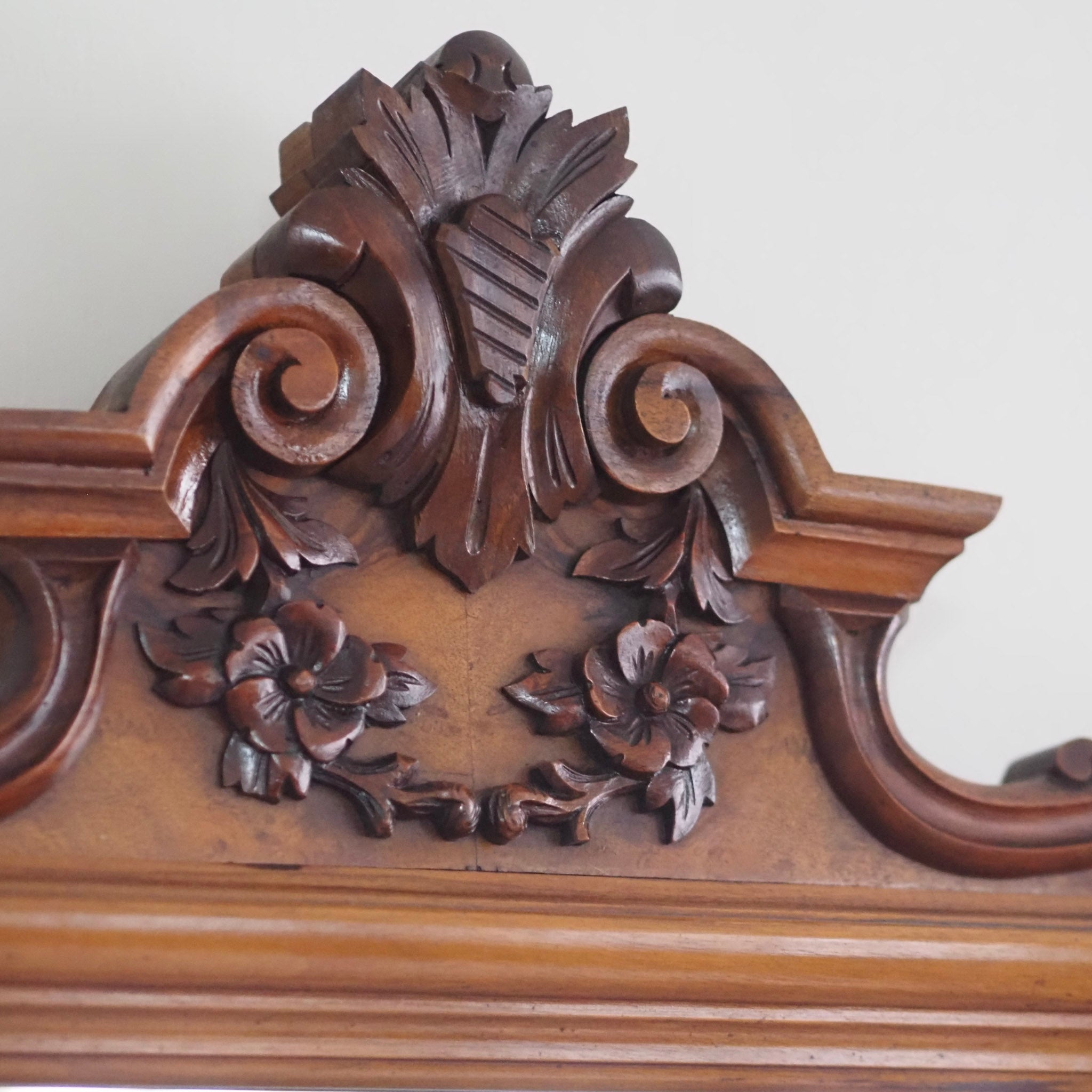 EPOCHE 1880 - Antike Spiegelkommode mit weißem Marmor aus der Gründerzeit