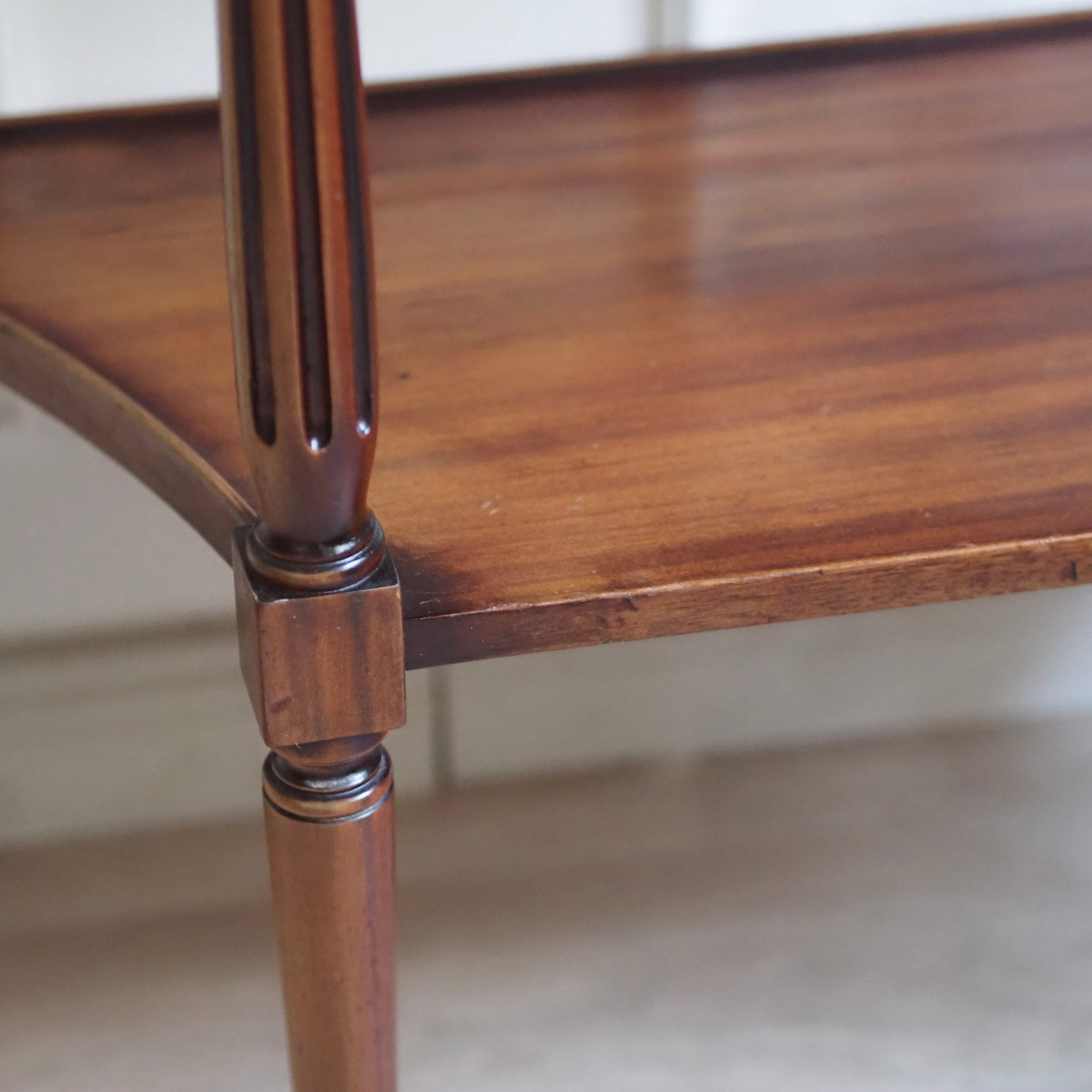 EPOCHE 1890 - Französischer Mahagoni Konsolentisch mit Marmor - Louis XVI Stil