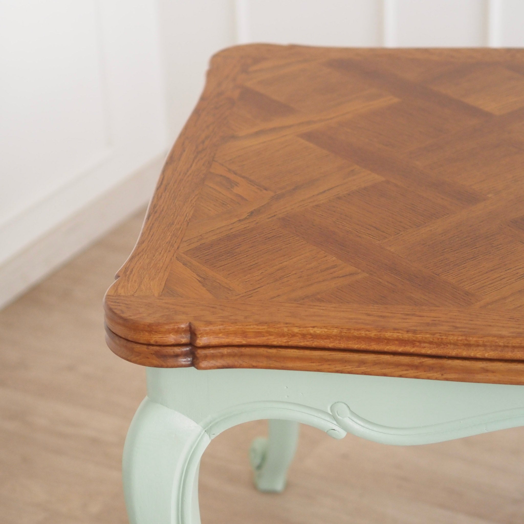 EPOCHE 1920 - Französischer Landhaus Esstisch in mintgrün mit heller Intarsienplatte