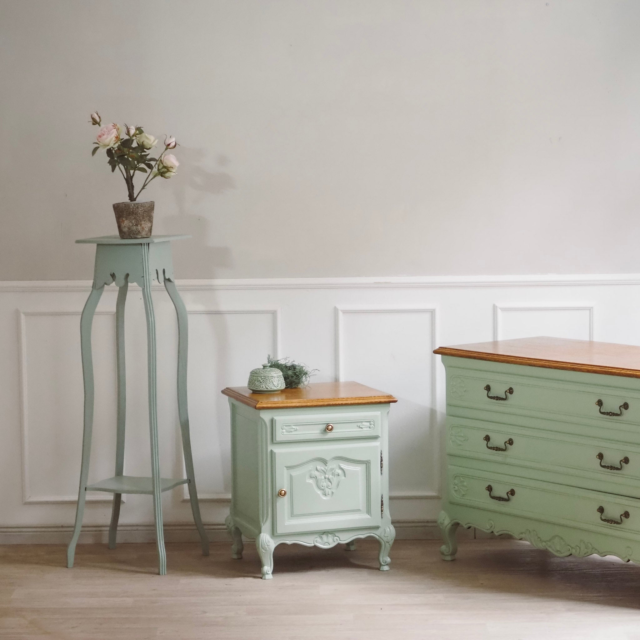 EPOCHE 1920 - Französischer Nachttisch im Landhaus Stil, Nachtschrank in mintgrün