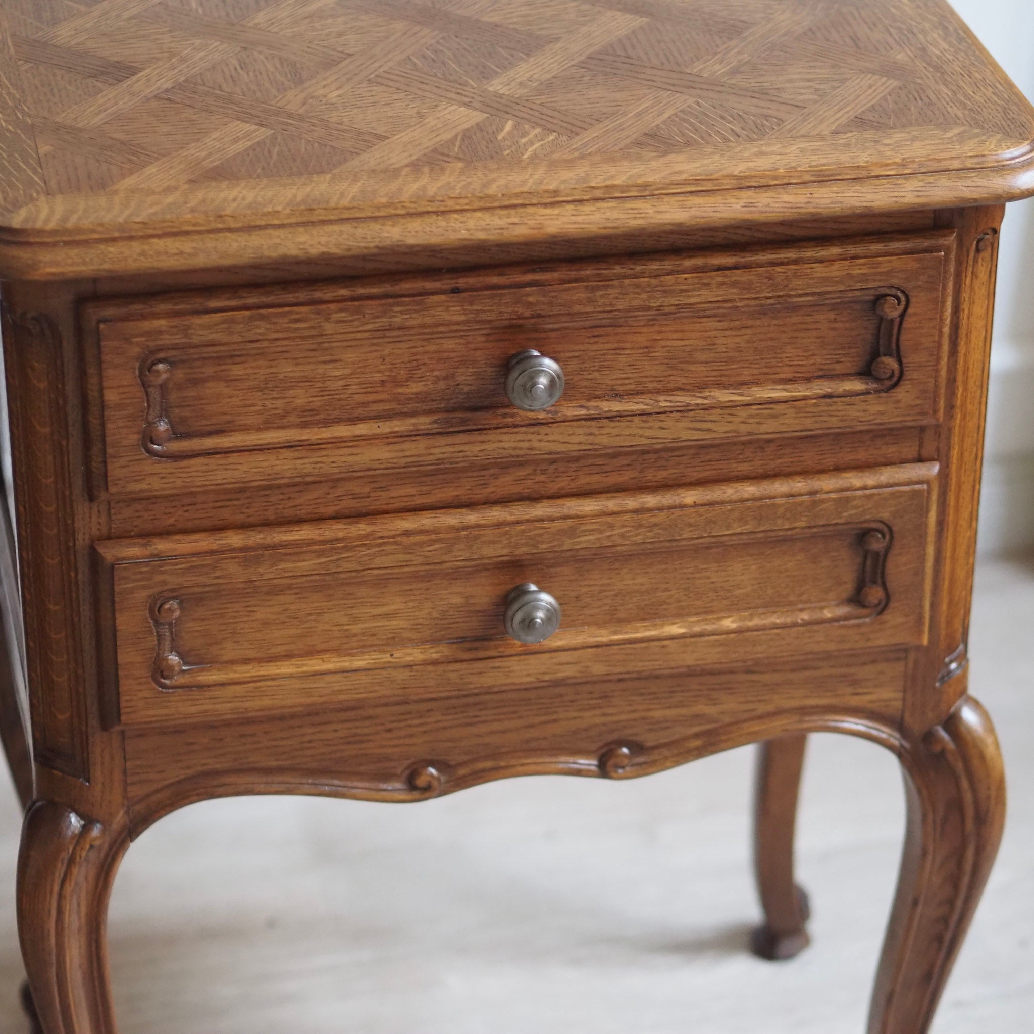 EPOCHE 1920 - Französische Vintage Nachttische - Nachtschrank Set mit Fischgrätmuster