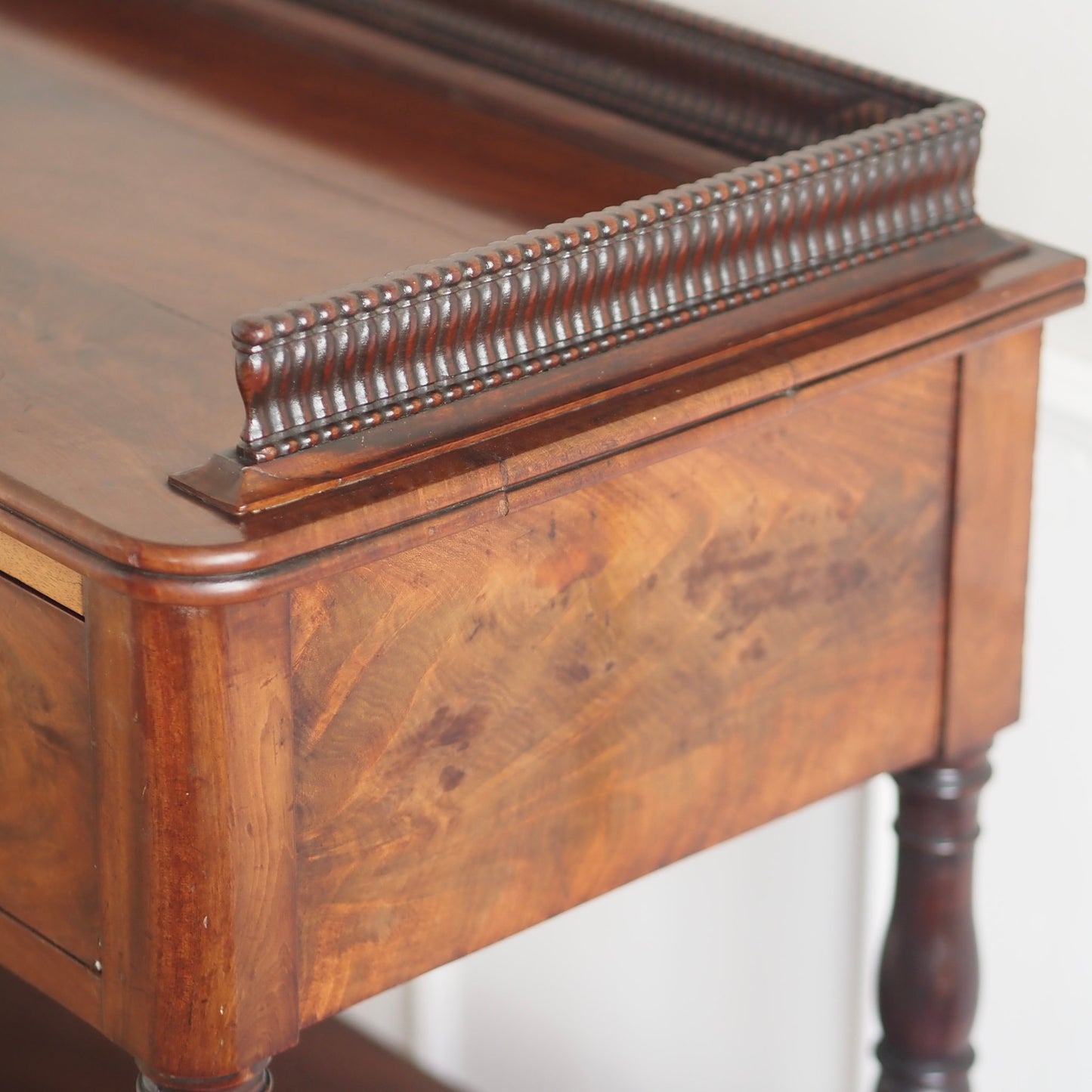EPOCHE 1890 - Französicher Mahagoni Konsolentisch Etagere