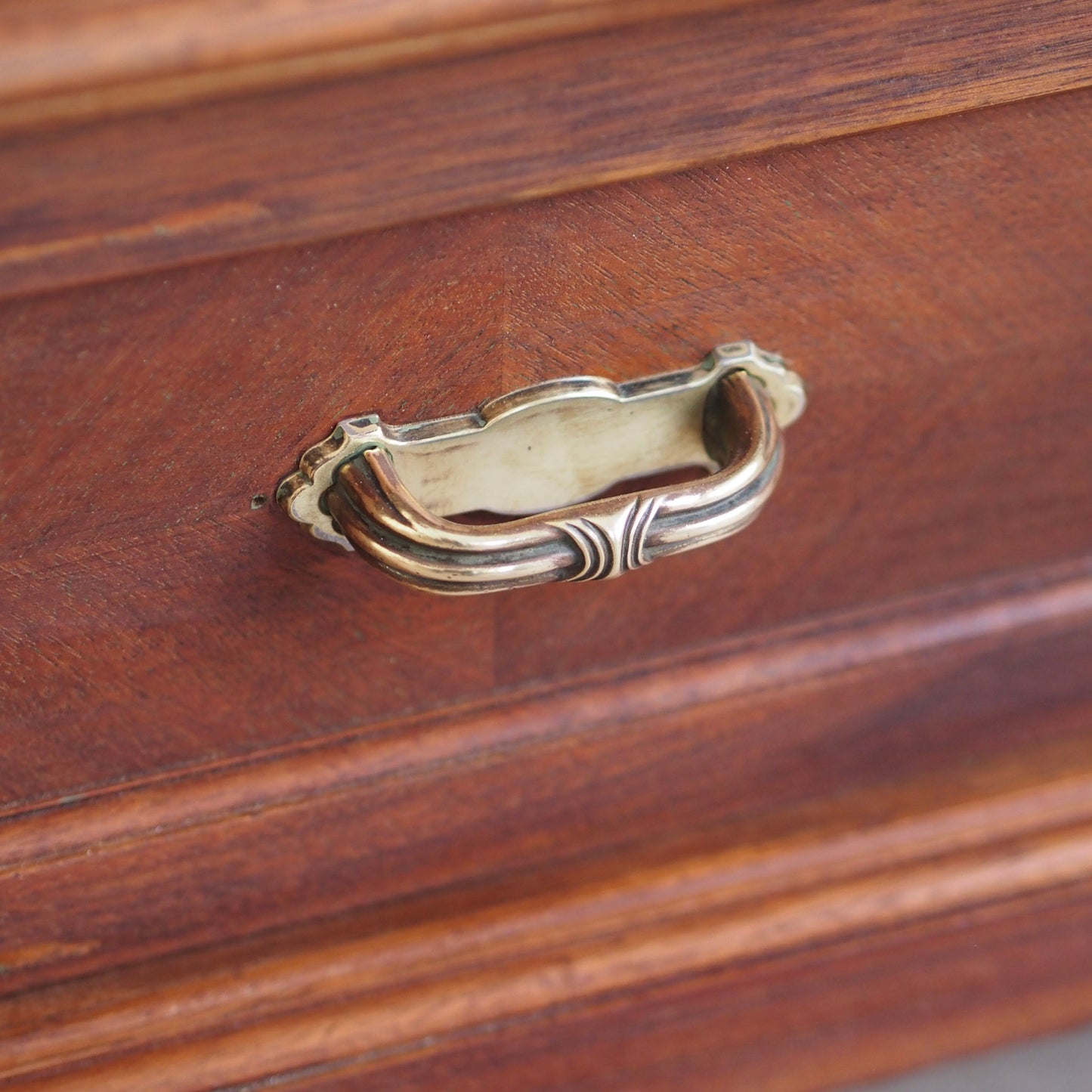 EPOCHE 1900 - Antiker Garderoben- Kleiderschrank mit Spiegel, Mahagoni