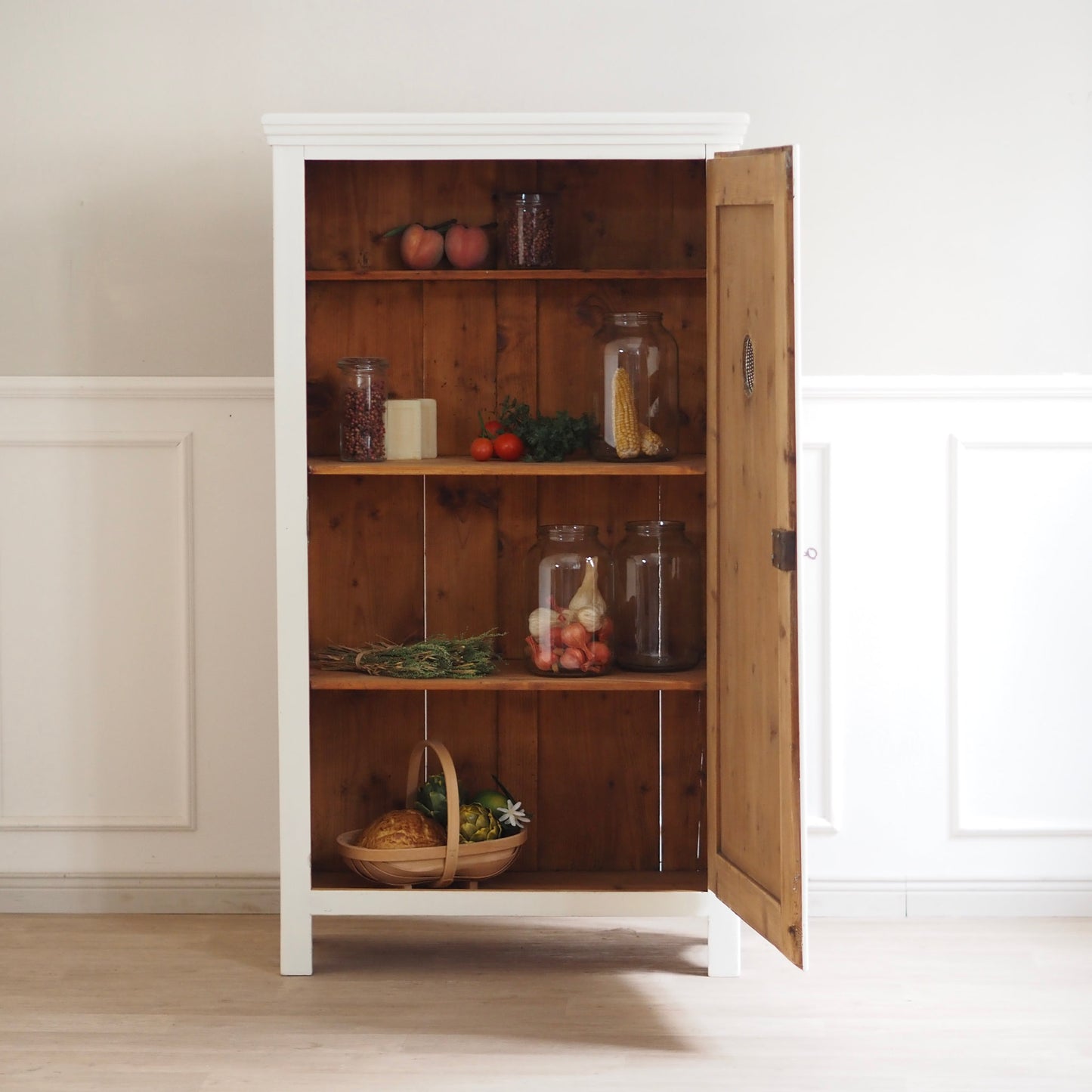EPOCHE 1920 - Weißer Vintage-Küchenschrank mit Belüftungseinsatz / Vorratsschrank
