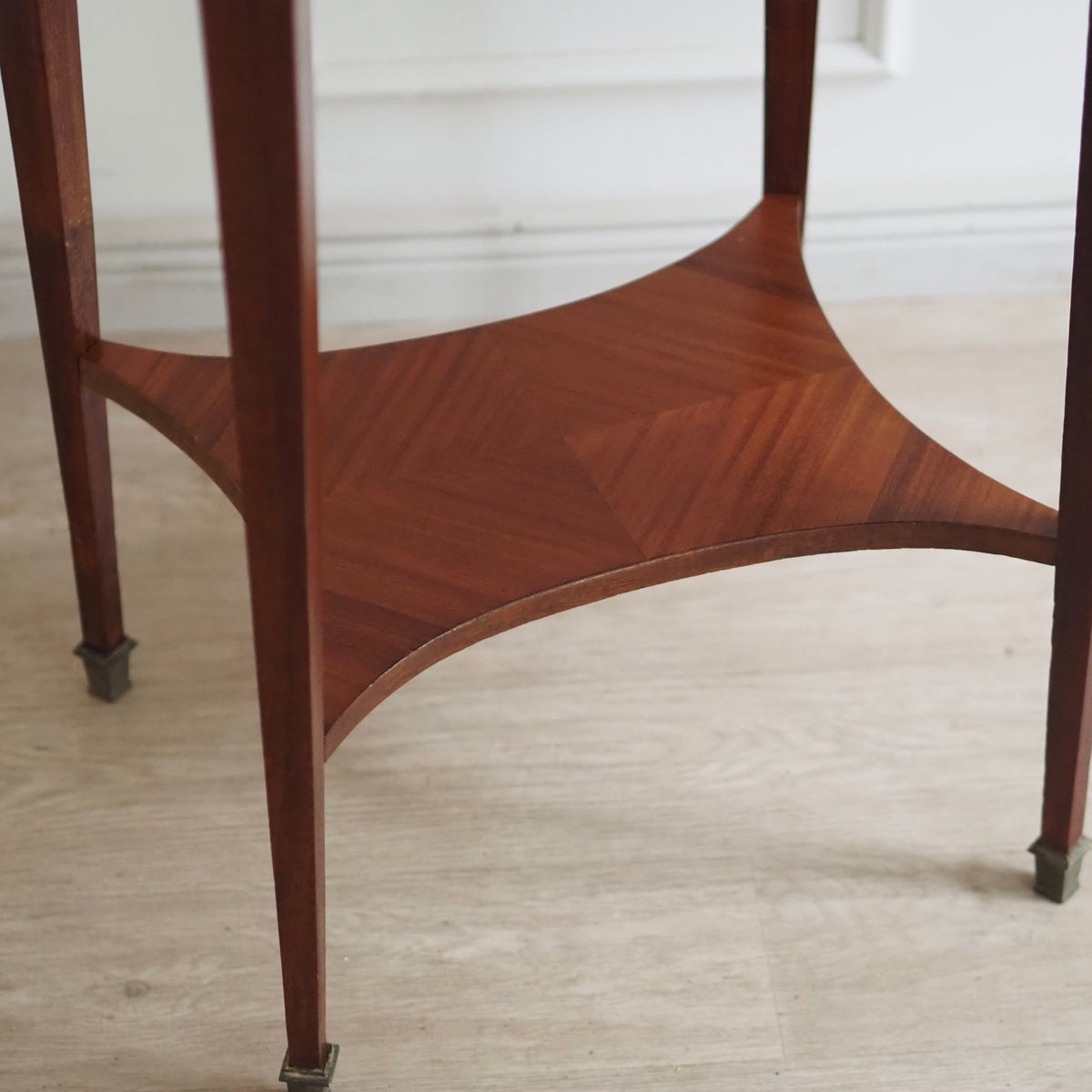 EPOCHE 1900 - Französischer Mahagoni Beistelltisch oval - Louis XVI Stil