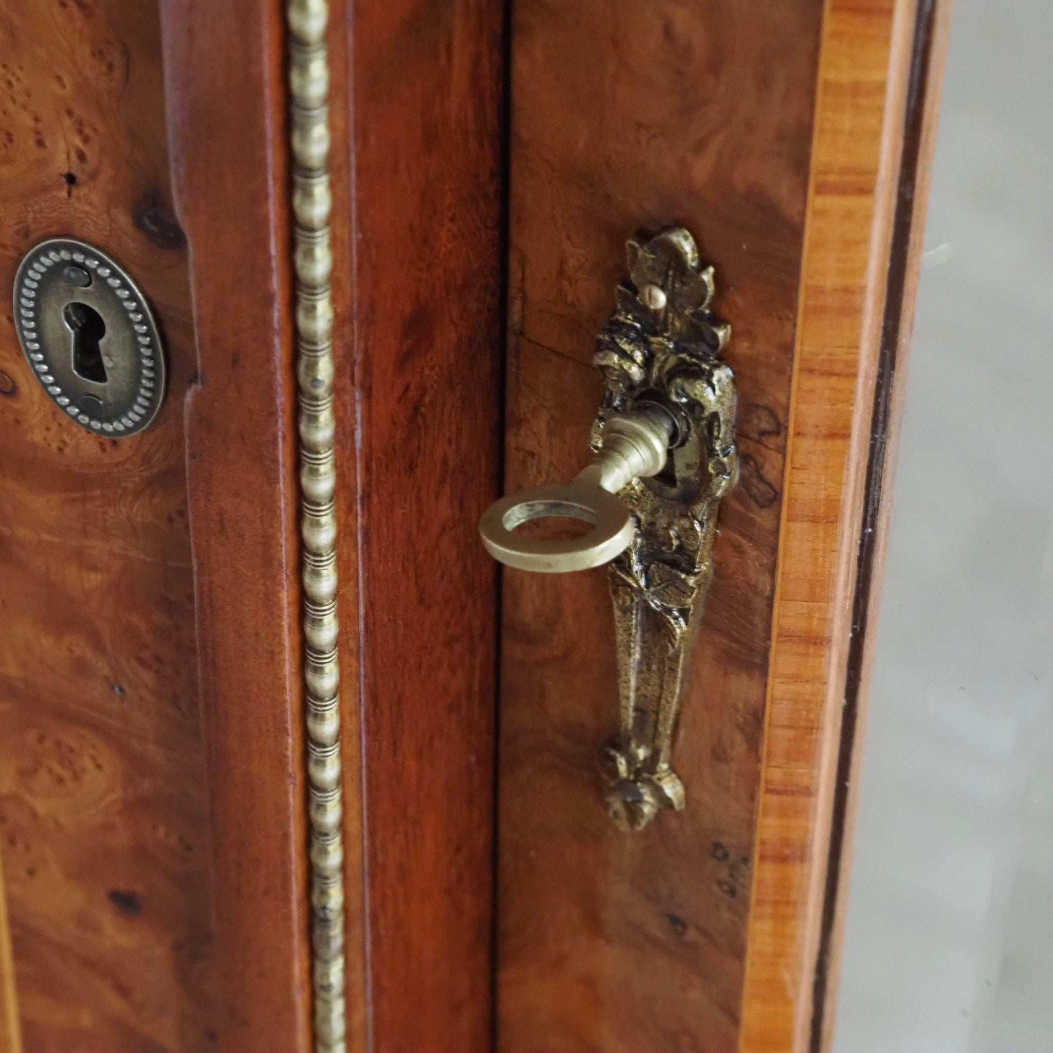 Französischer Kleiderschrank mit Wurzelholz und Intarsien - Großer Spiegel, um 1880–1900