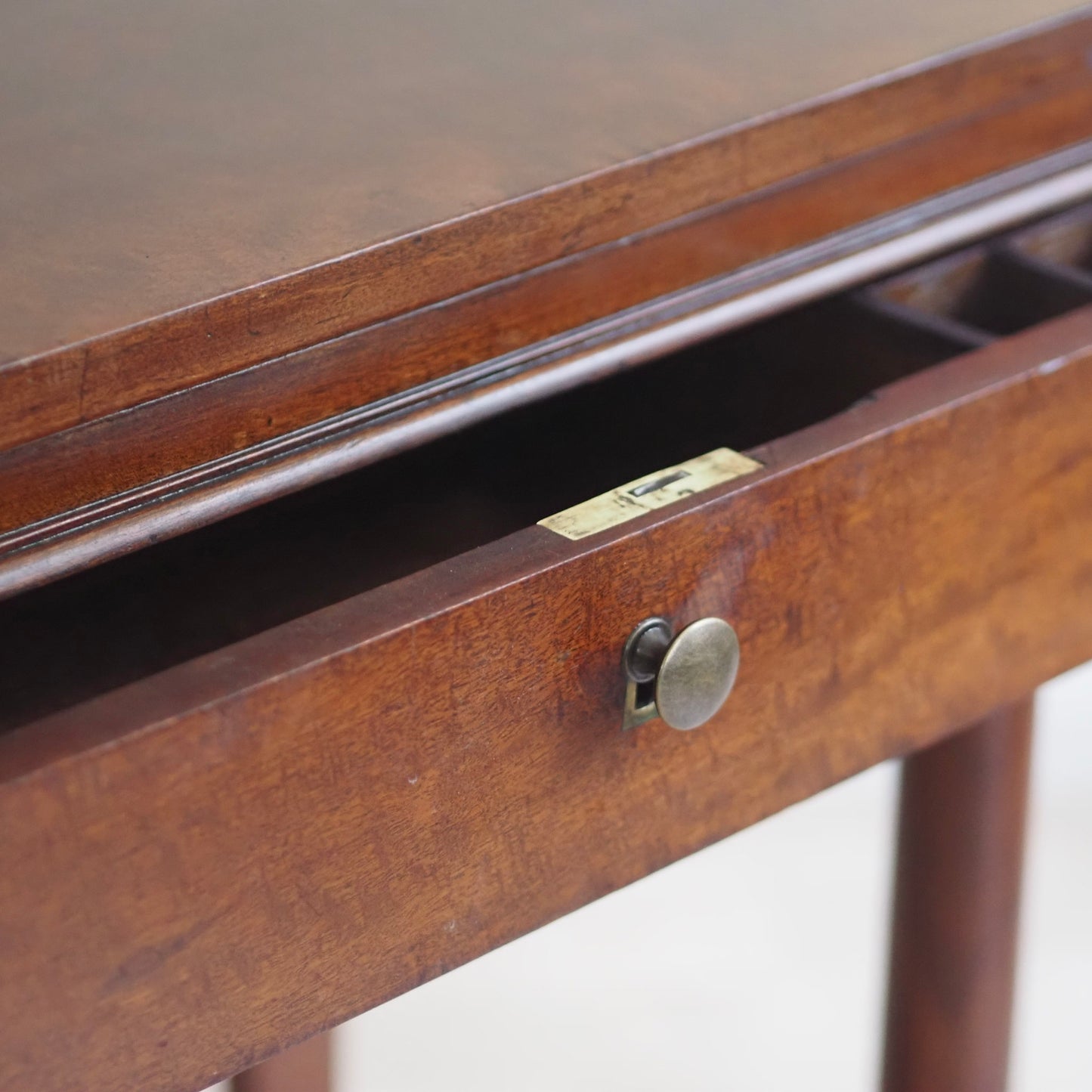 EPOCHE 1850 - Biedermeier, Empire Frisier,- Schmink- & Beistelltisch