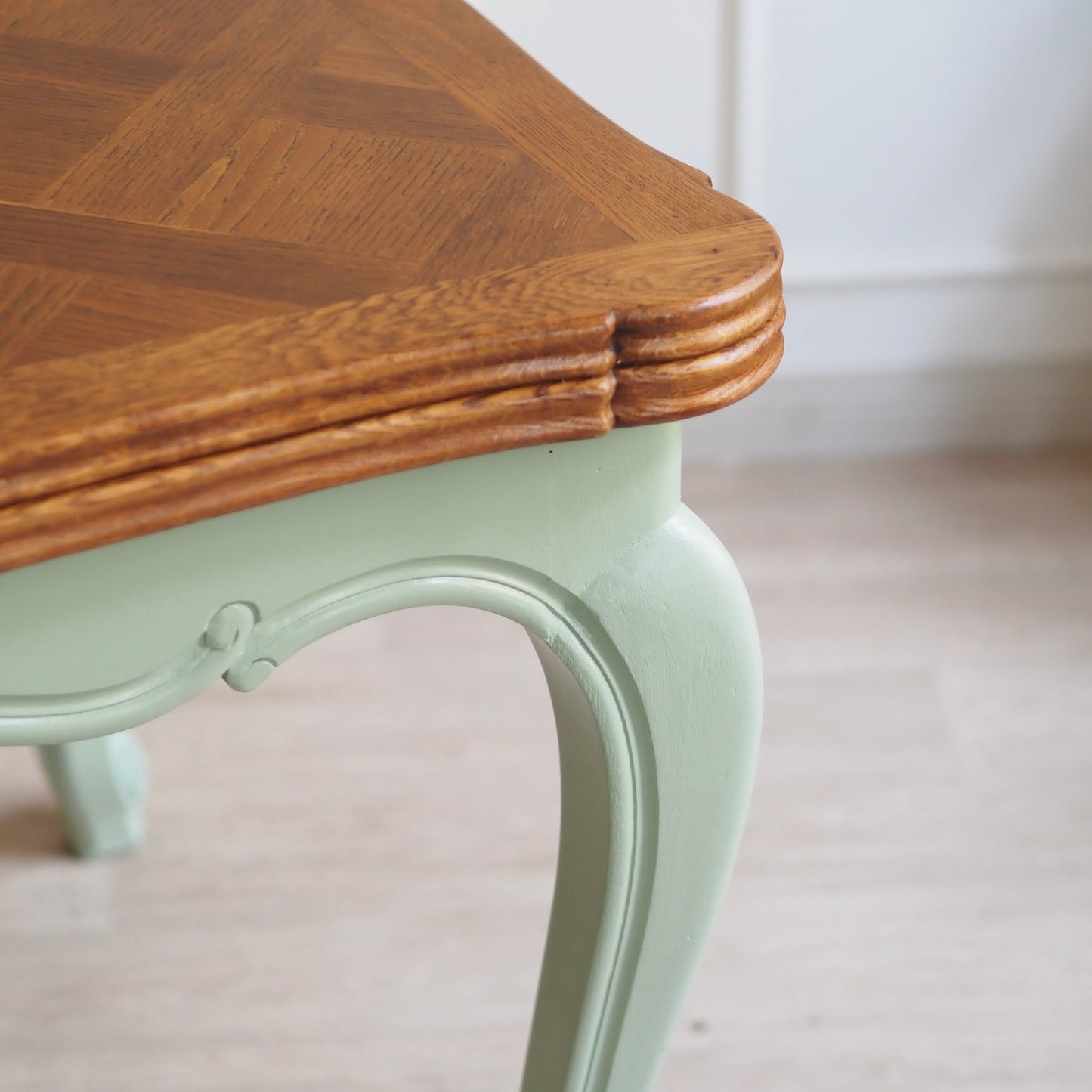 EPOCHE 1920 - Französischer Landhaus Esstisch in mintgrün mit heller Intarsienplatte