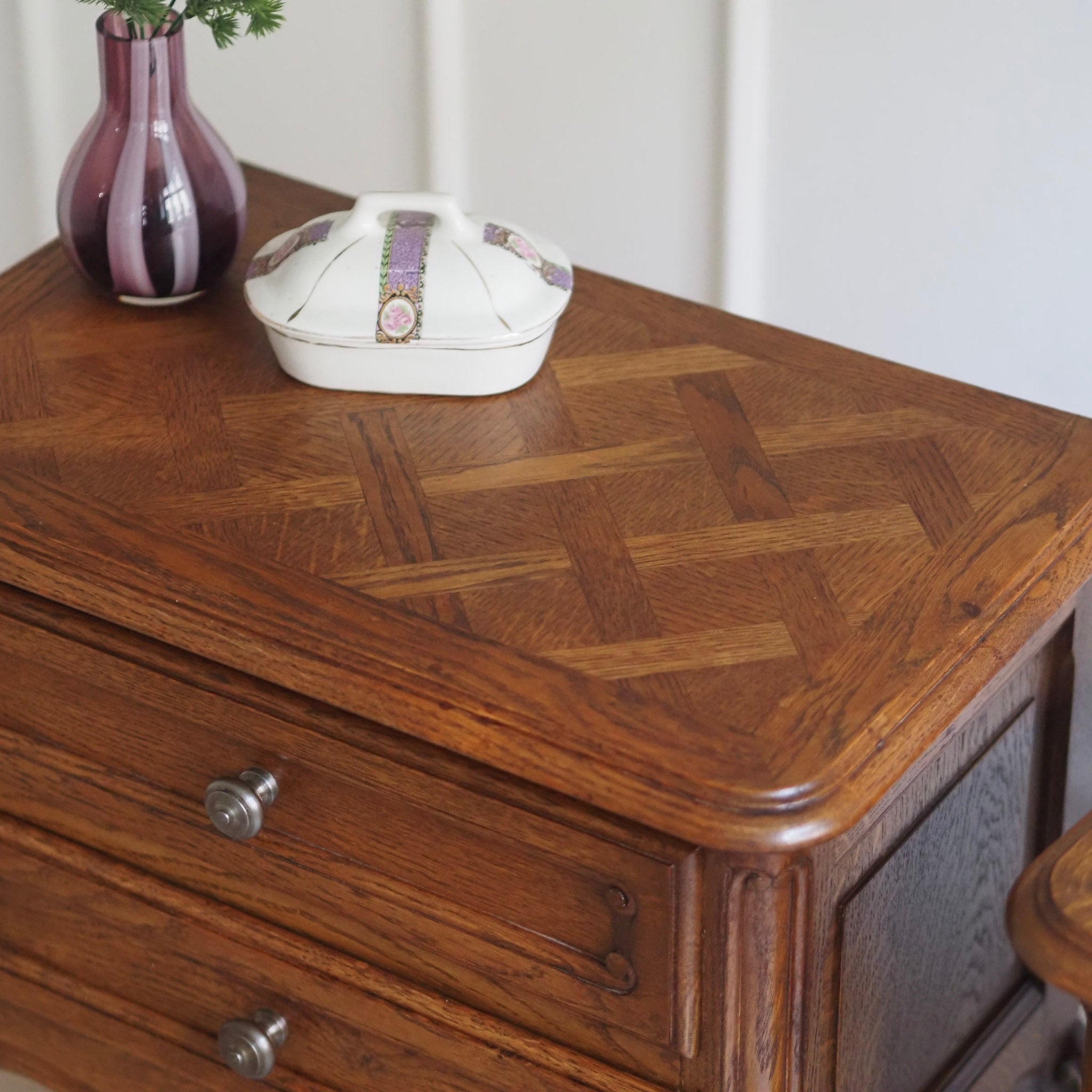 EPOCHE 1920 - Französische Vintage Nachttische - Nachtschrank Set mit Fischgrätmuster