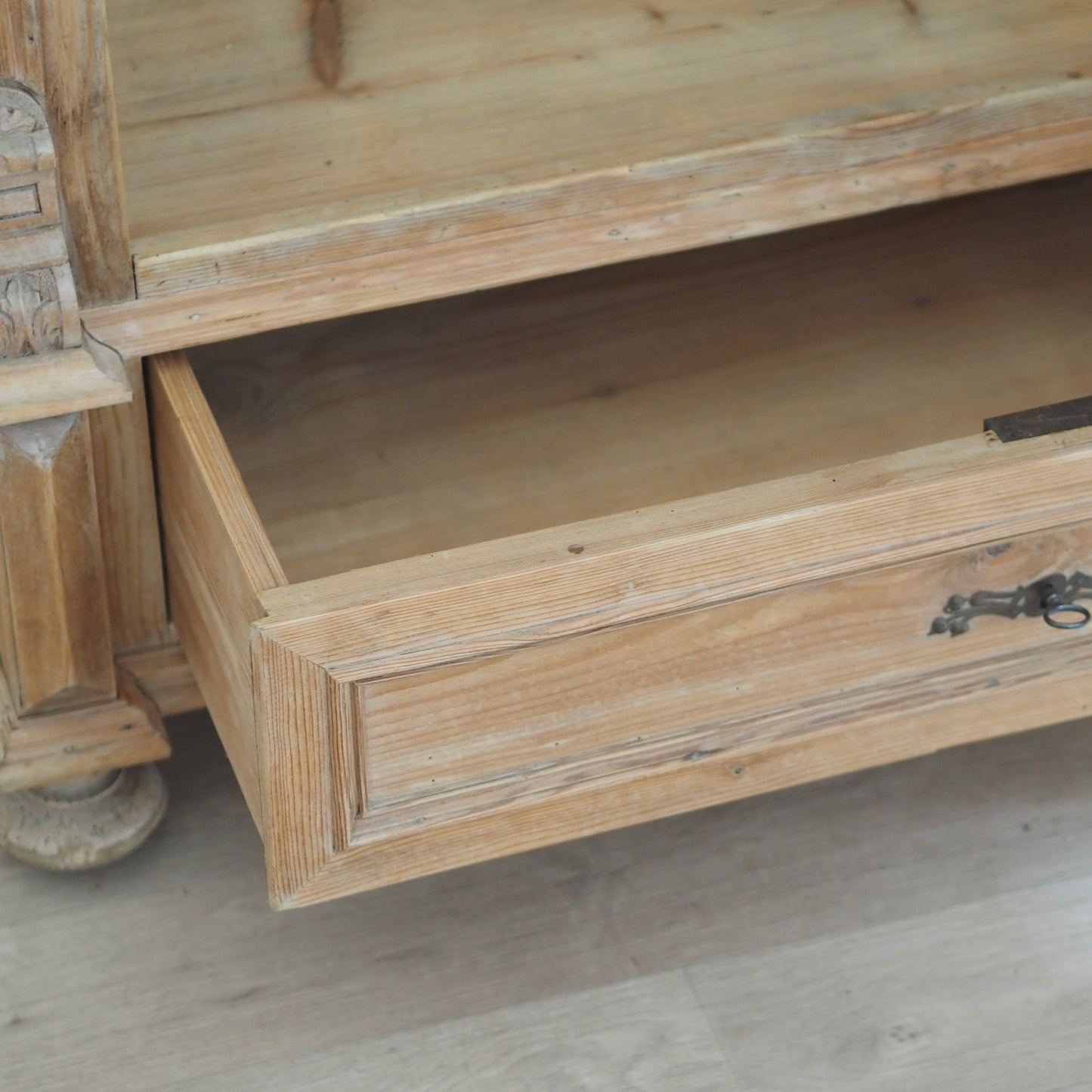EPOCHE 1890 - Antiker Weichholz Gründerzeit Kleiderschrank mit Kleiderhaken